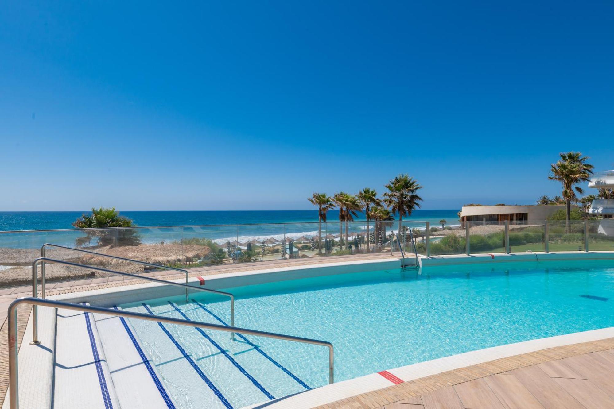 Edge Luxury Beachfront 2br With 3 Pools, Wellness, Gym Apartment Estepona