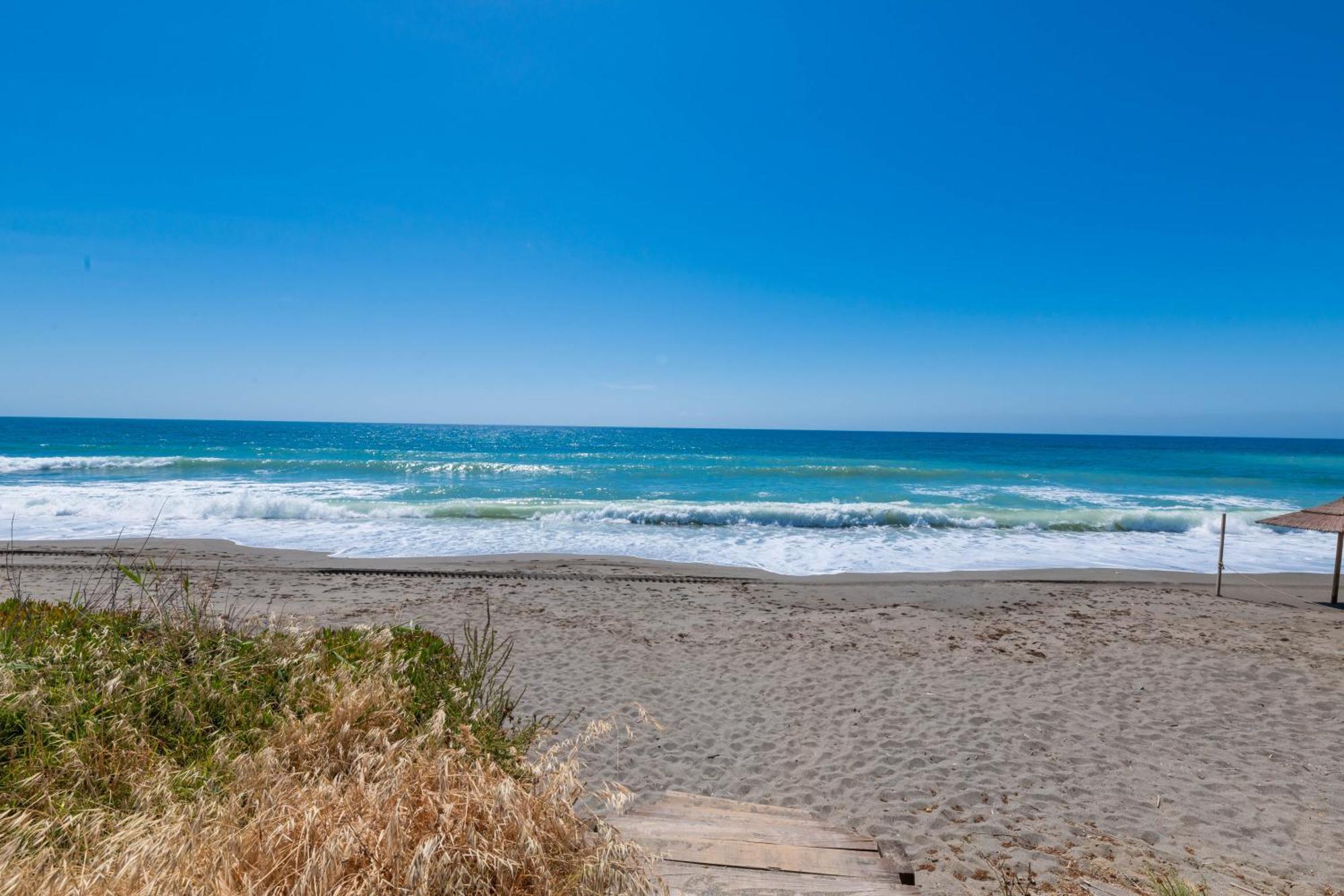 Edge Luxury Beachfront 2br With 3 Pools, Wellness, Gym Estepona