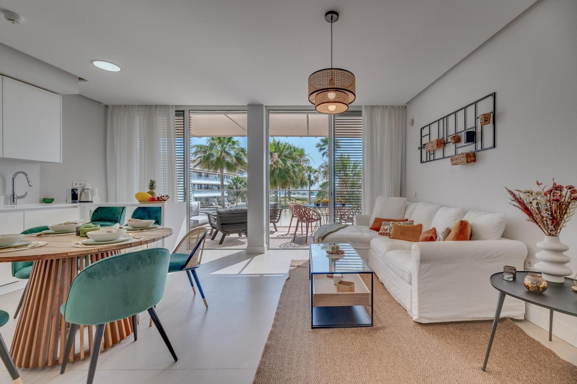 Edge Luxury Beachfront 2br With 3 Pools, Wellness, Gym Apartment Estepona
