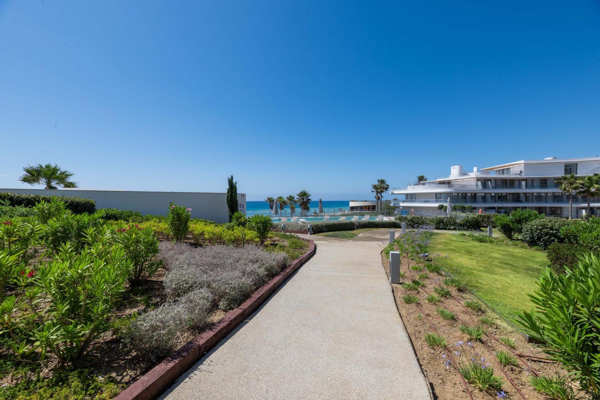 Edge Luxury Beachfront 2br With 3 Pools, Wellness, Gym Apartment