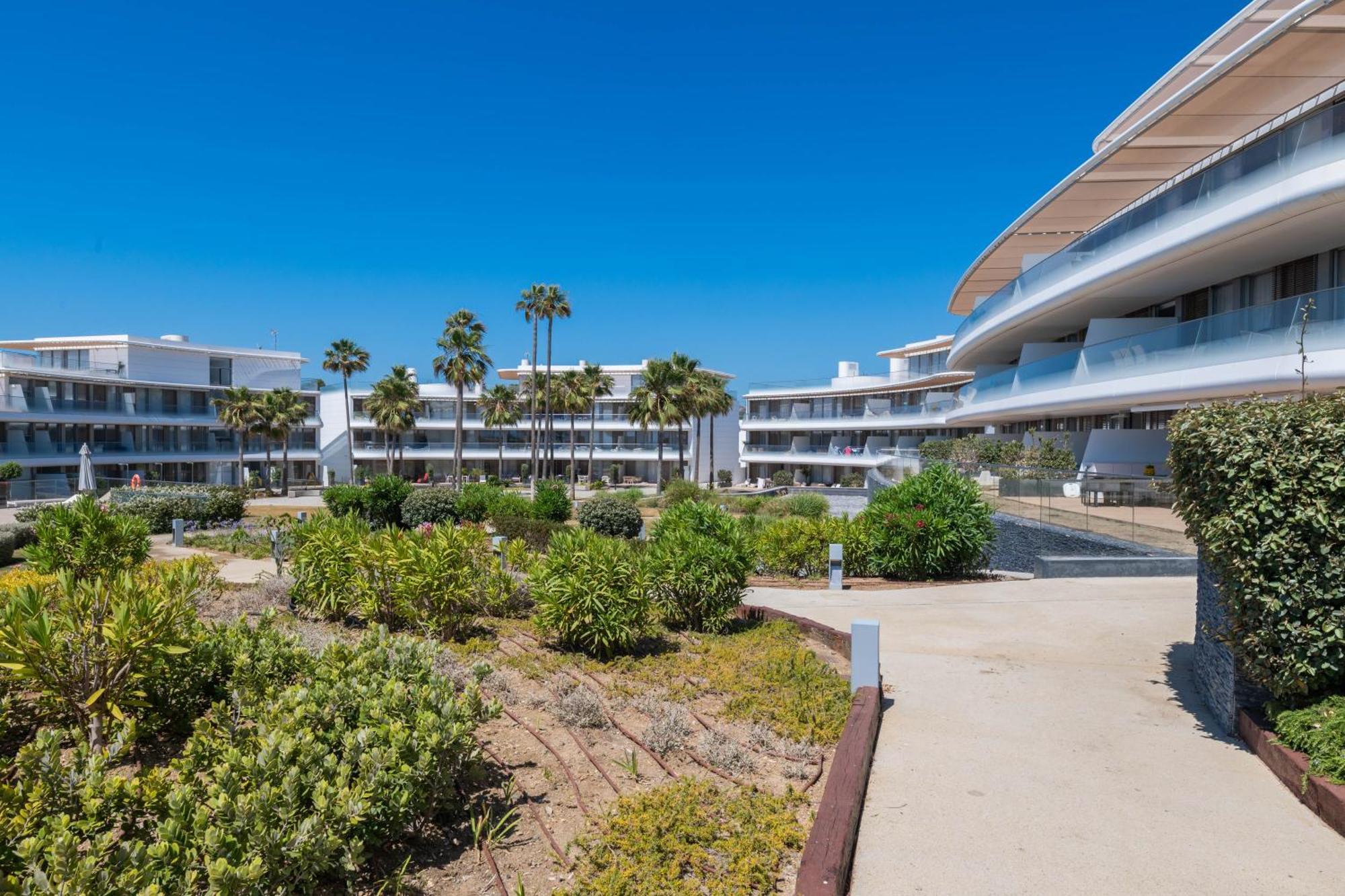 Apartment Edge Luxury Beachfront 2br With 3 Pools, Wellness, Gym *