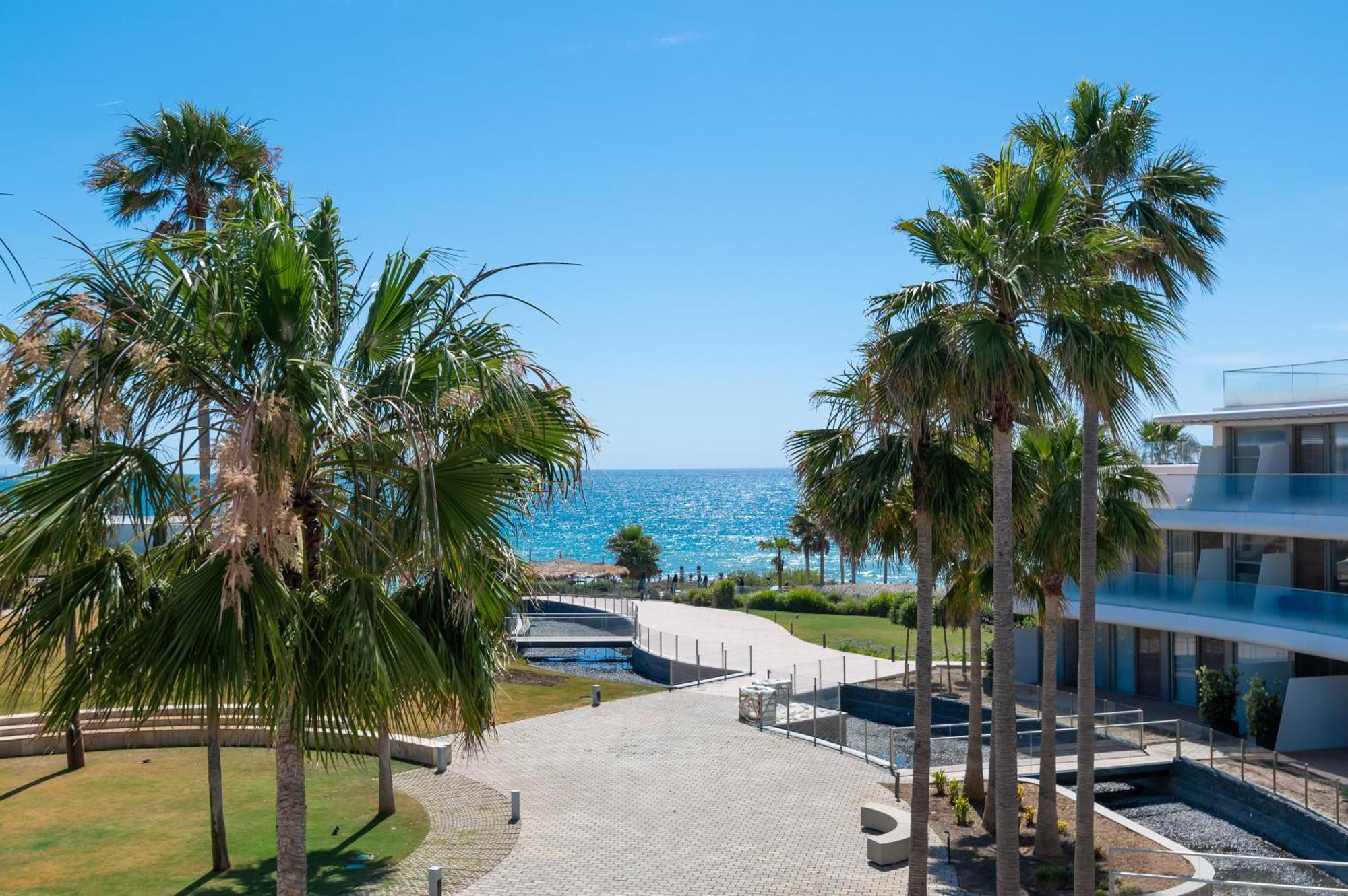 Edge Luxury Beachfront 2br With 3 Pools, Wellness, Gym Estepona