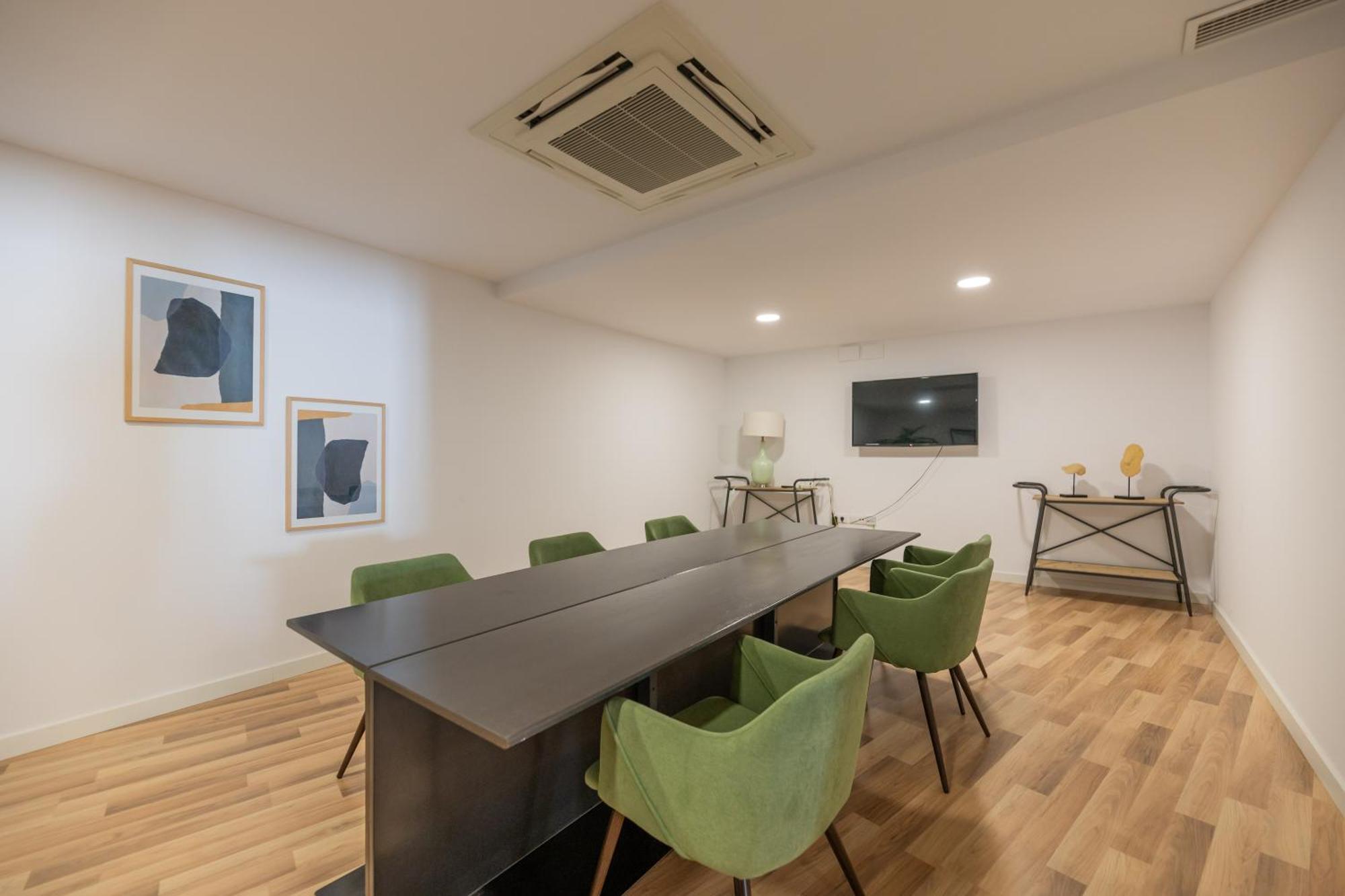 Edge Luxury Beachfront 2br With 3 Pools, Wellness, Gym * Estepona