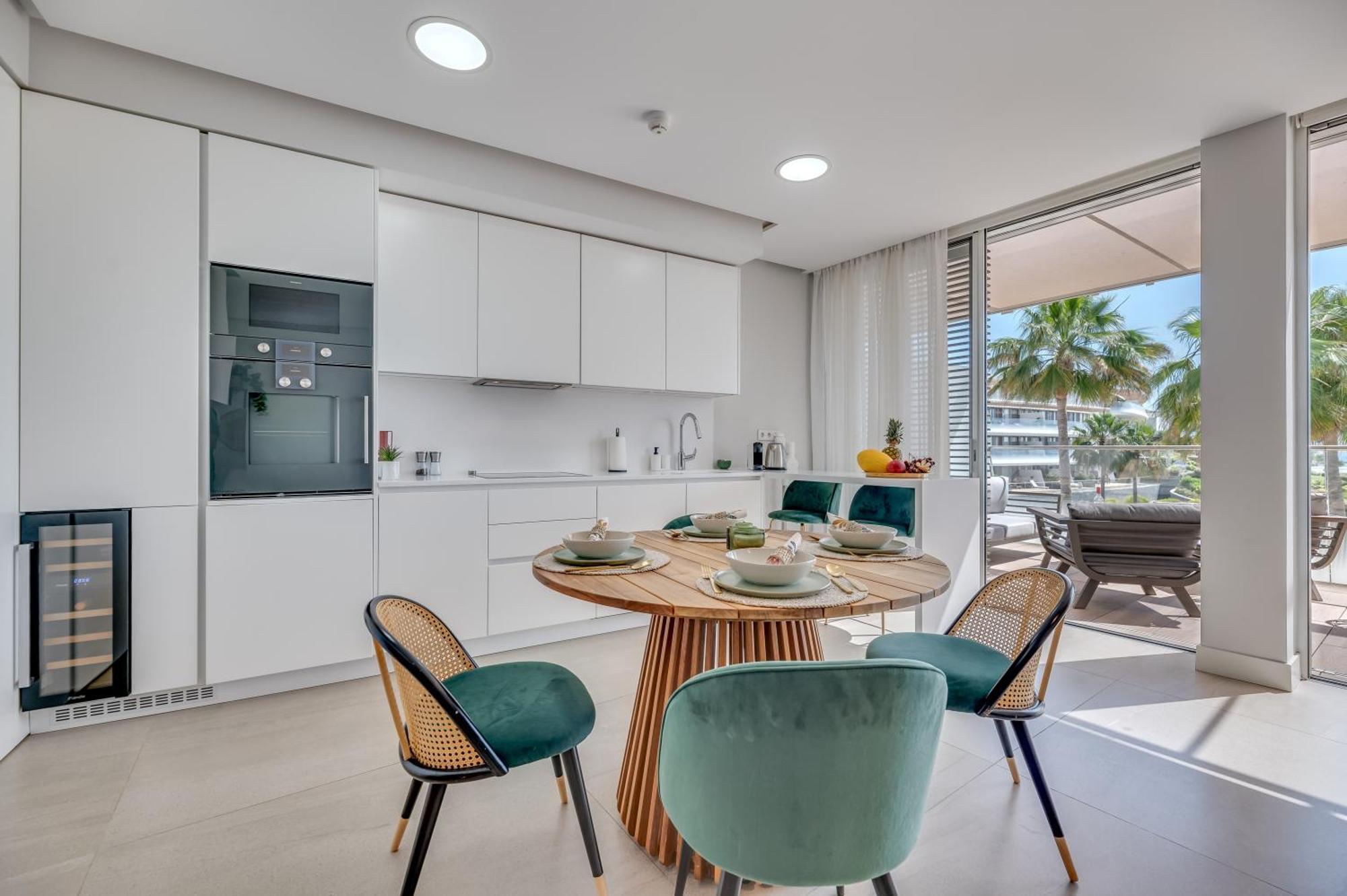 Edge Luxury Beachfront 2br With 3 Pools, Wellness, Gym