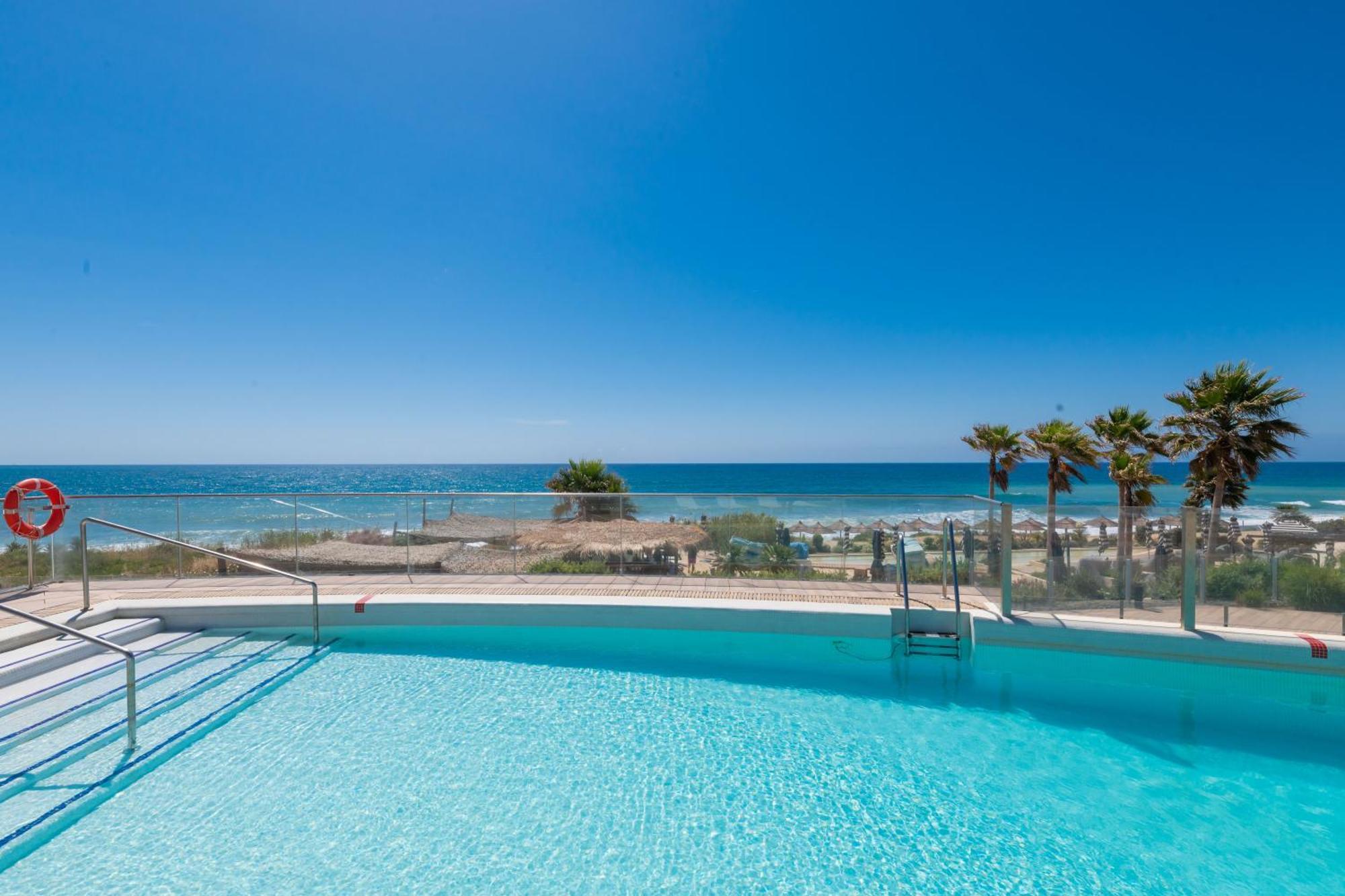 Edge Luxury Beachfront 2br With 3 Pools, Wellness, Gym *