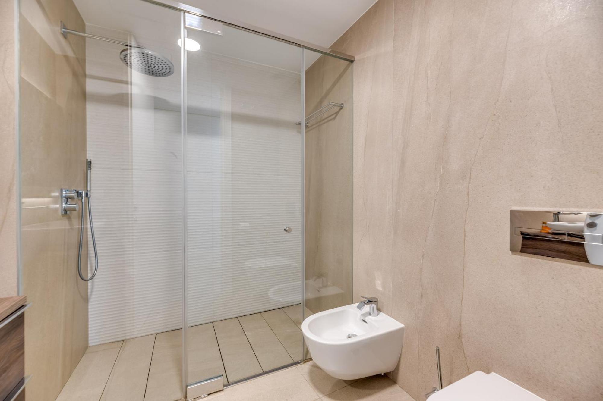 Edge Luxury Beachfront 2br With 3 Pools, Wellness, Gym * Estepona
