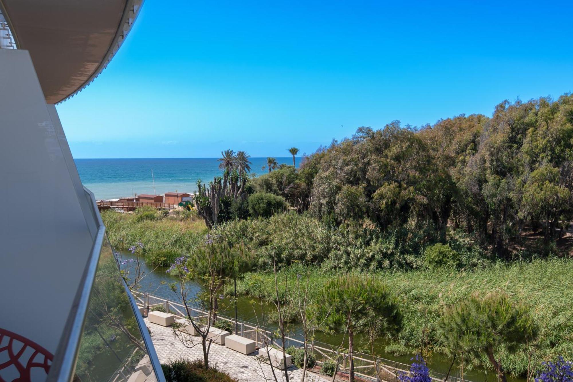 Edge Luxury Beachfront 2br With 3 Pools, Wellness, Gym