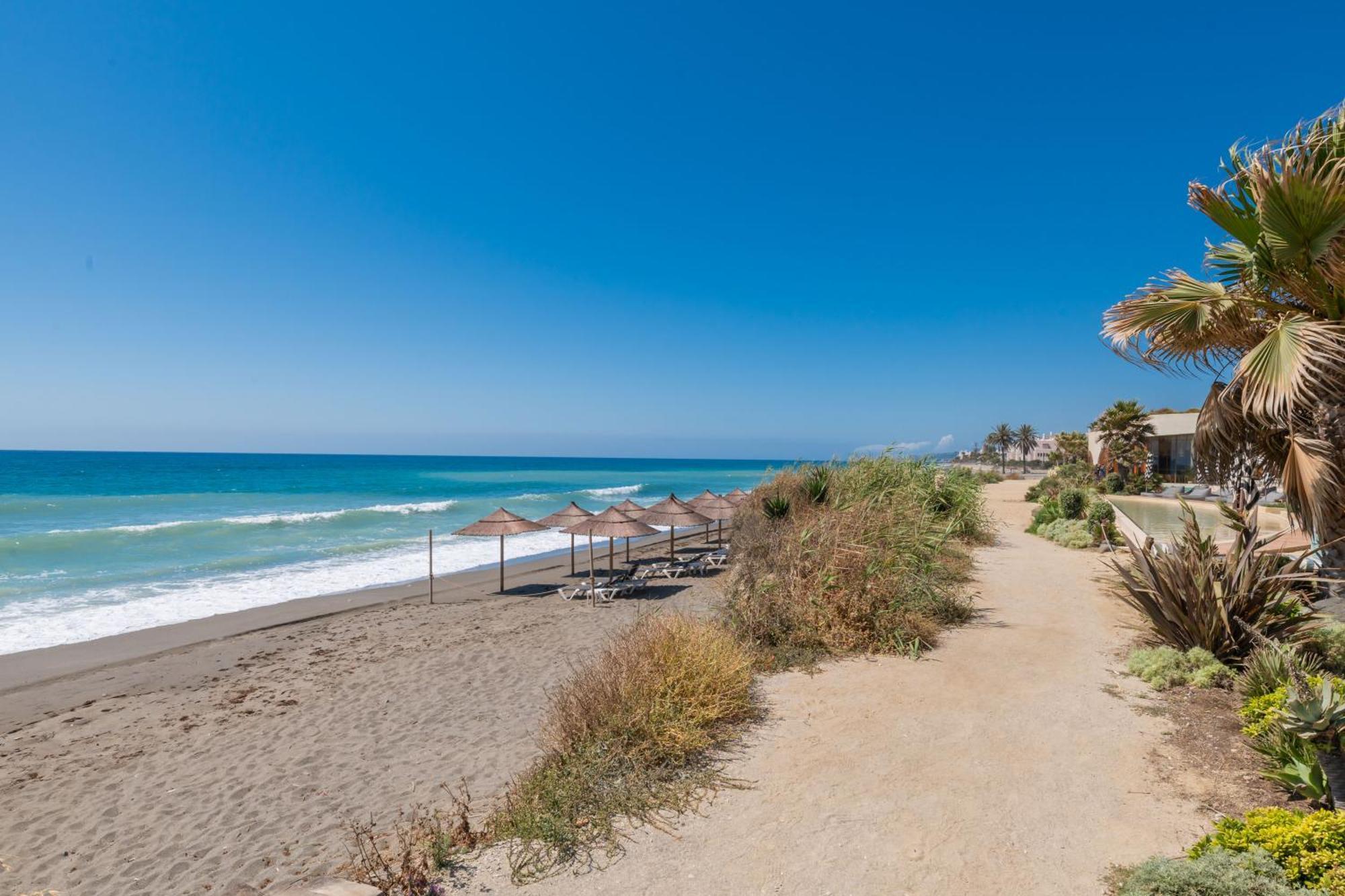 Edge Luxury Beachfront 2br With 3 Pools, Wellness, Gym Apartment *