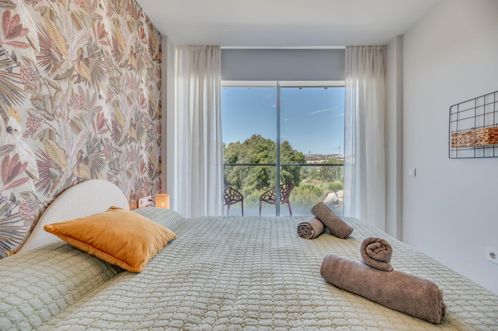Edge Luxury Beachfront 2br With 3 Pools, Wellness, Gym * Estepona