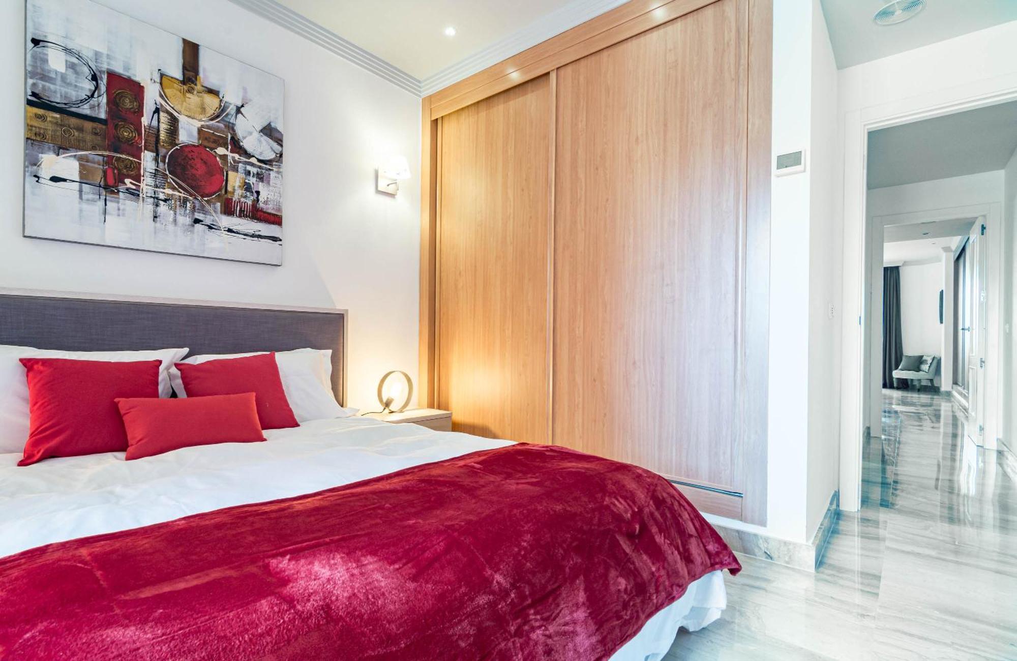 Luxury 3 Bed Duplex Penthouse, 3 Mins Walk To The * Estepona