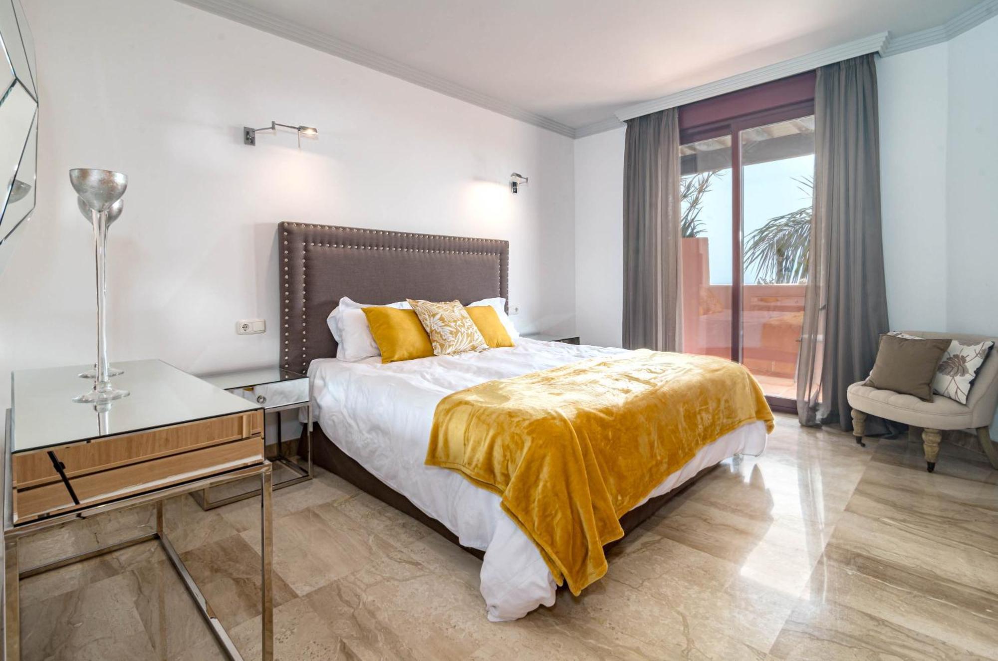 Luxury 3 Bed Duplex Penthouse, 3 Mins Walk To The Estepona