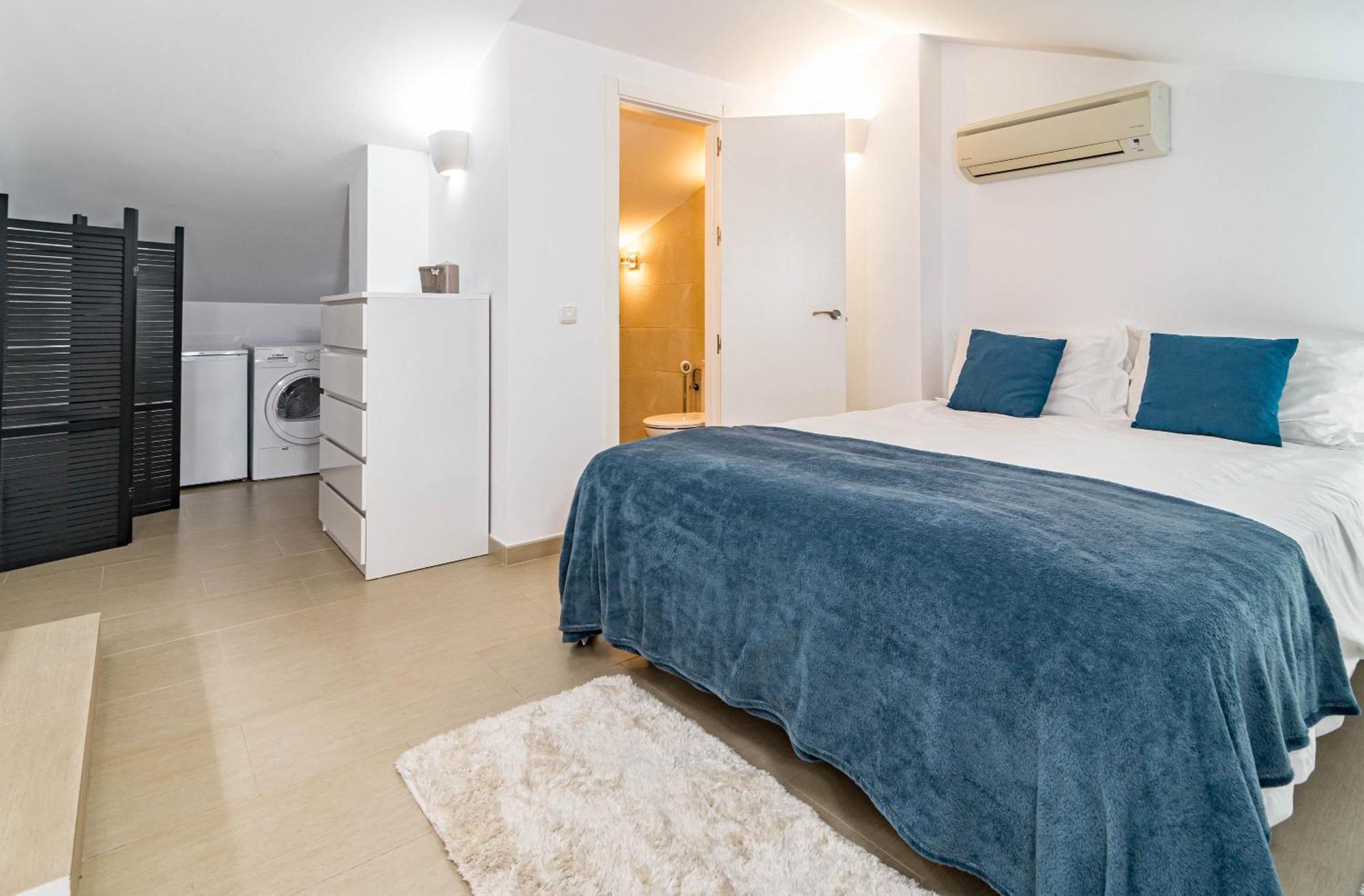 Luxury 3 Bed Duplex Penthouse, 3 Mins Walk To The Estepona