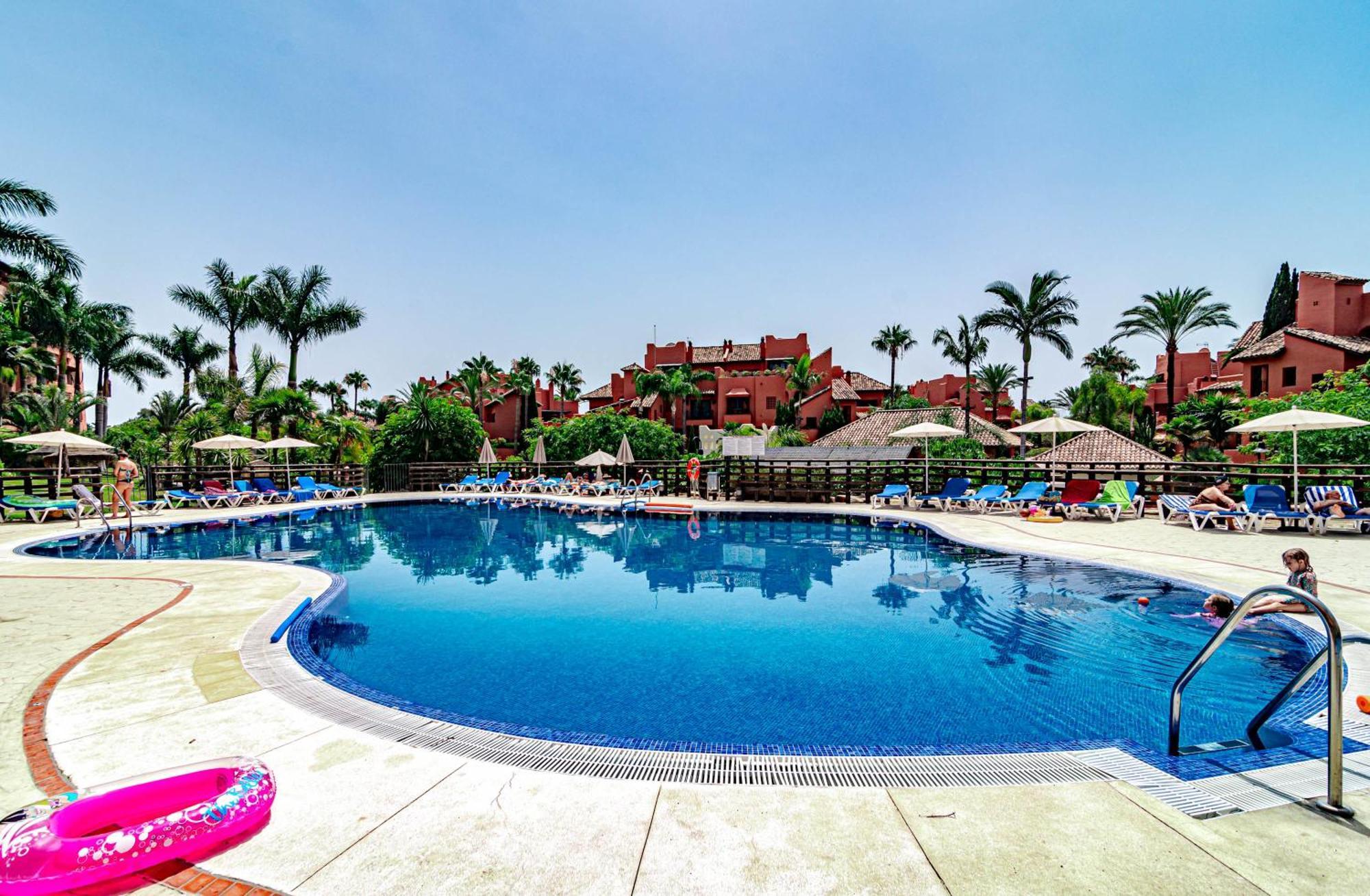 Luxury 3 Bed Duplex Penthouse, 3 Mins Walk To The Estepona