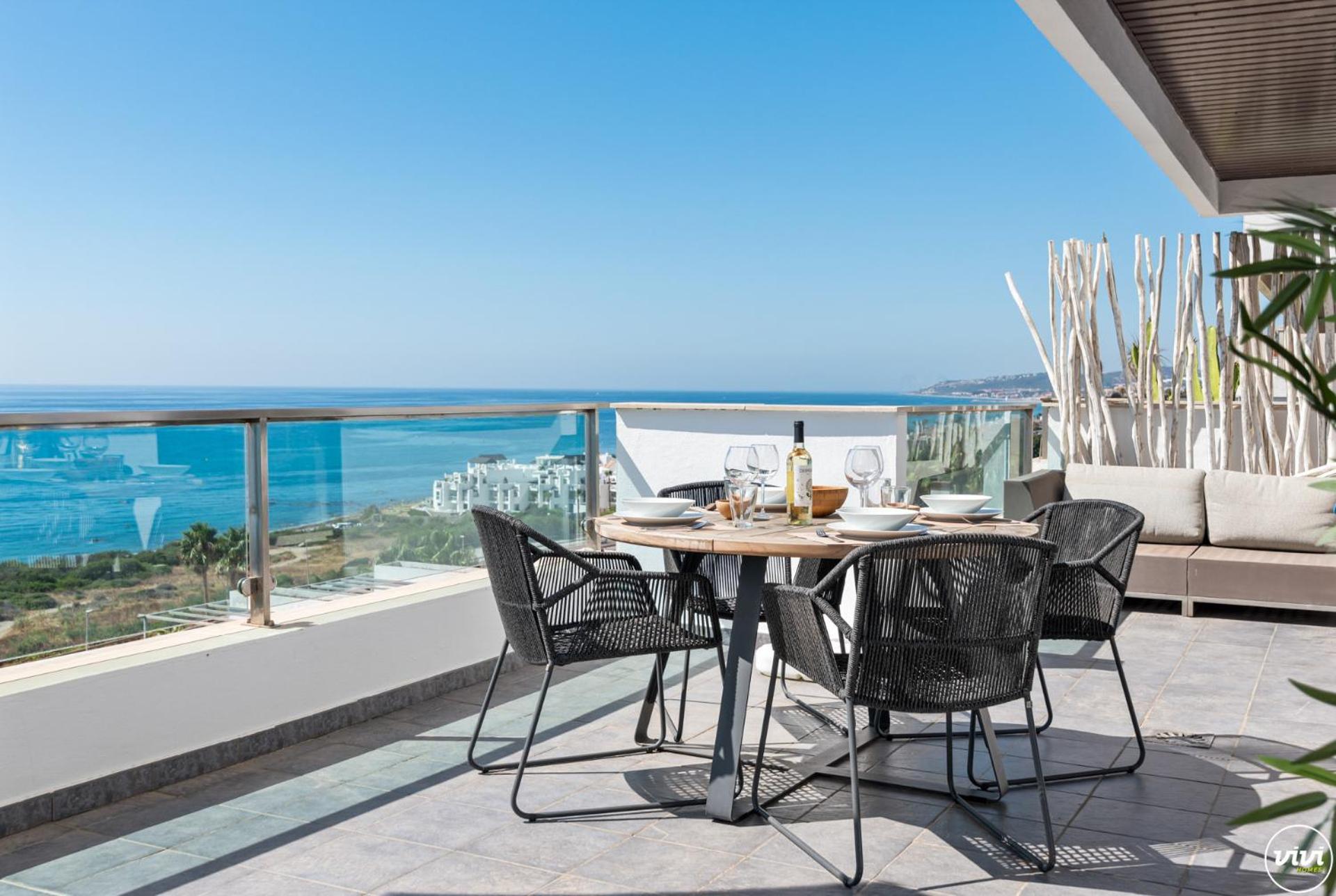 Vivi Homes - Casa Skye Pool, Terrace & Sea View Apartment Estepona