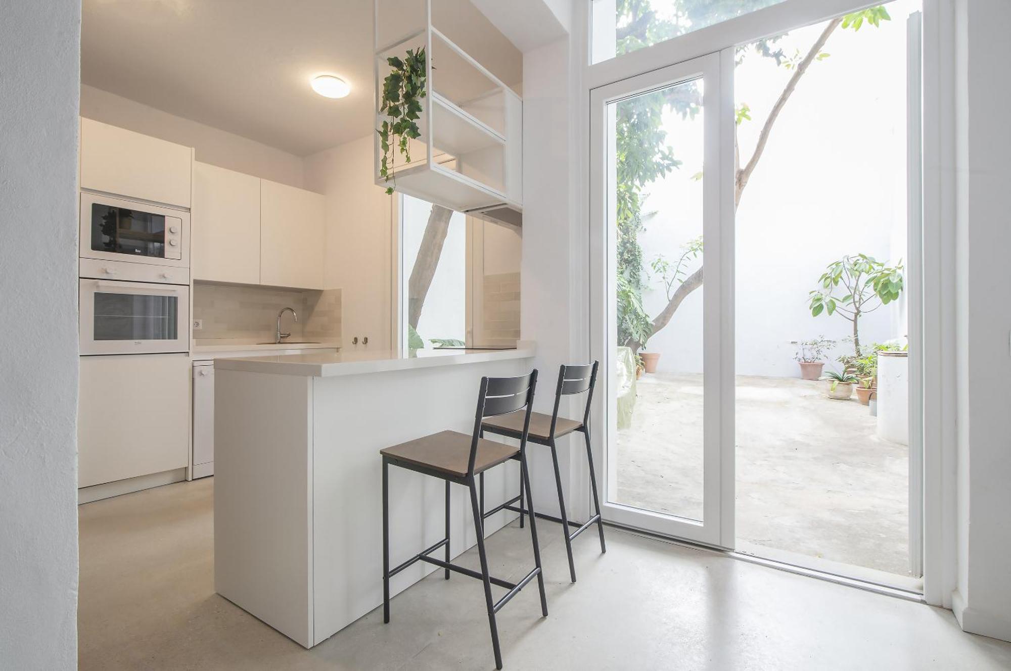 2br Townhouse In Centre *