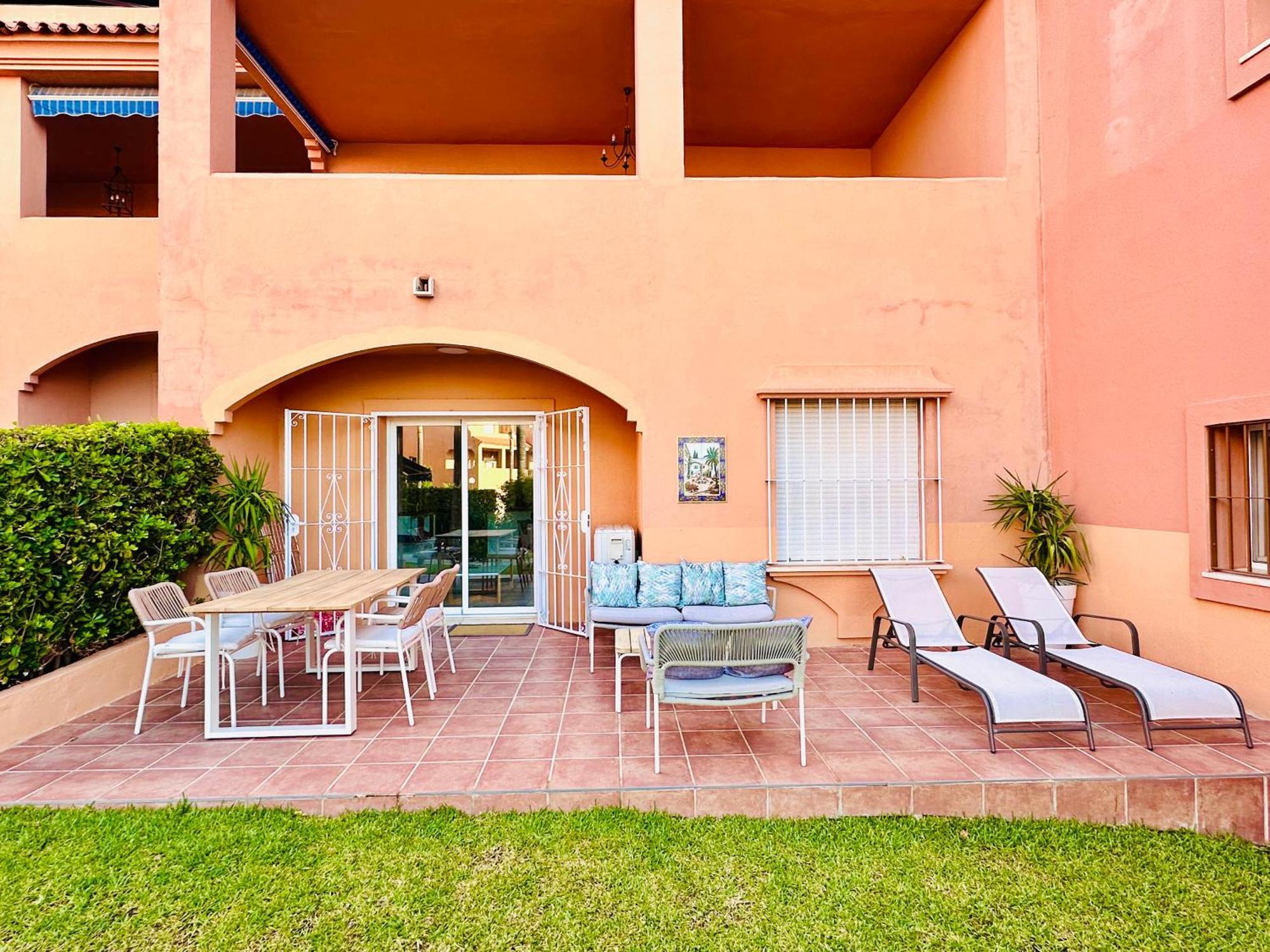 No10 - Beachfront Close To Port, 2 Bedroom, 2 Bathroom, Sleeps 5 Estepona