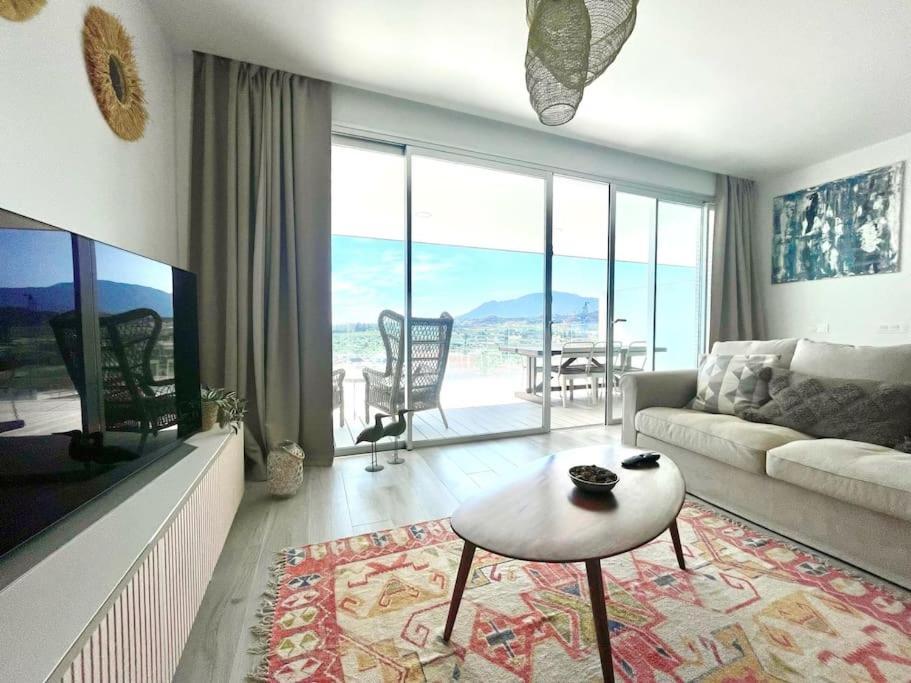 Apartment Stunning Three Bedroom Townhouse With Great Views!