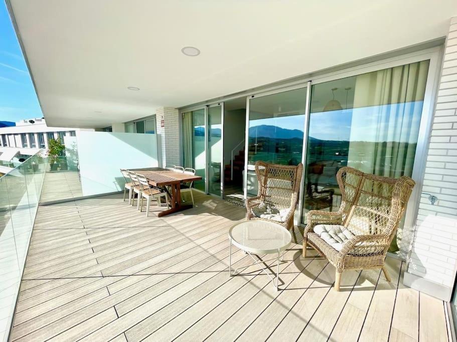 Apartment Stunning Three Bedroom Townhouse With Great Views! *