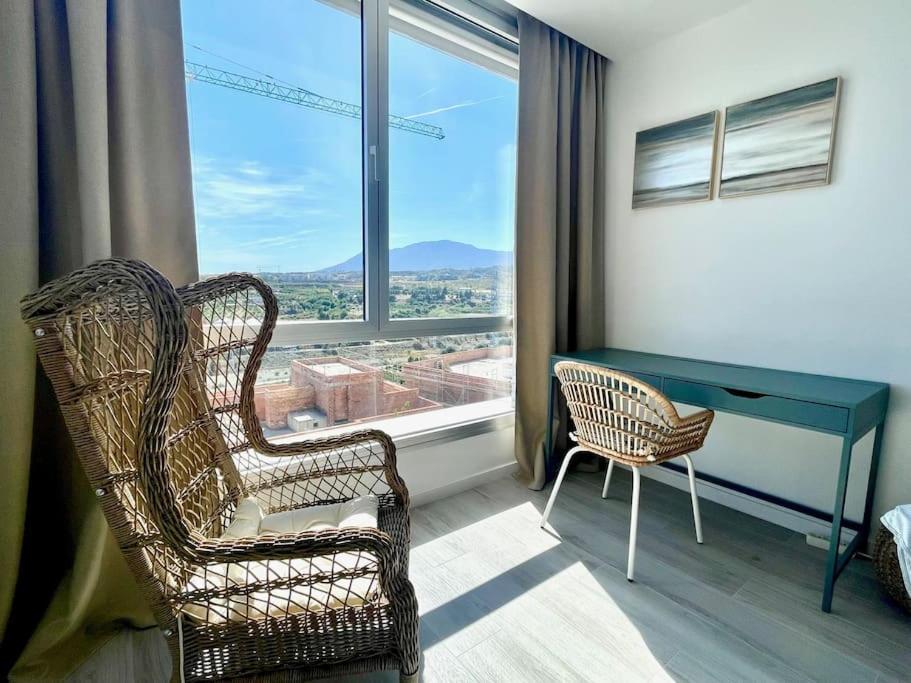 Apartment Stunning Three Bedroom Townhouse With Great Views!