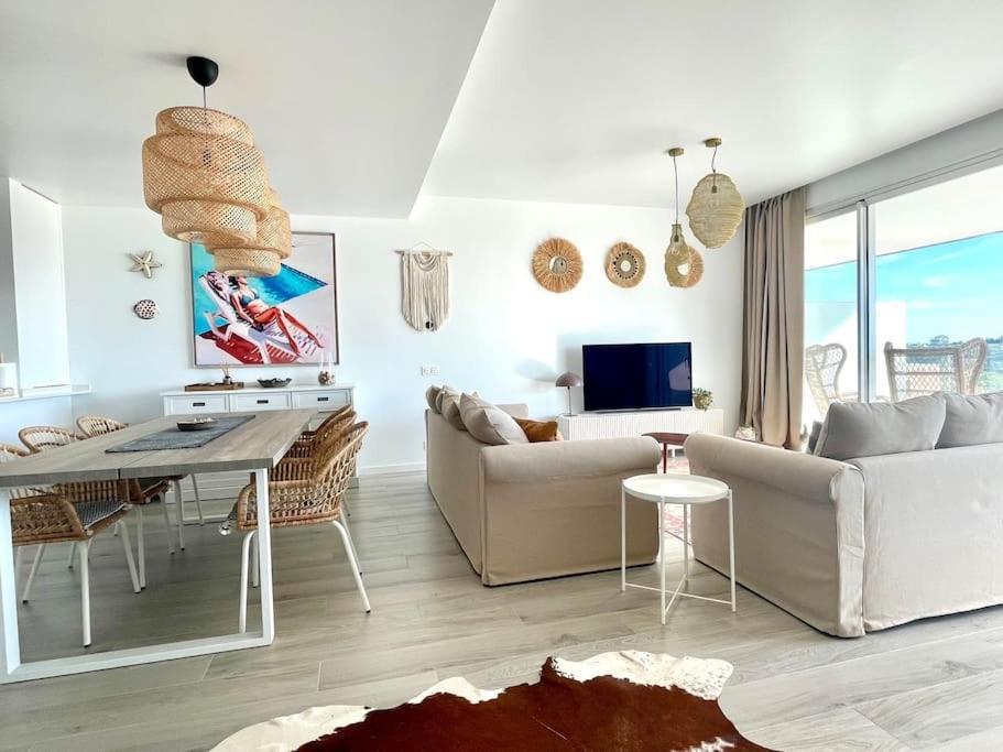 Apartment Stunning Three Bedroom Townhouse With Great Views!