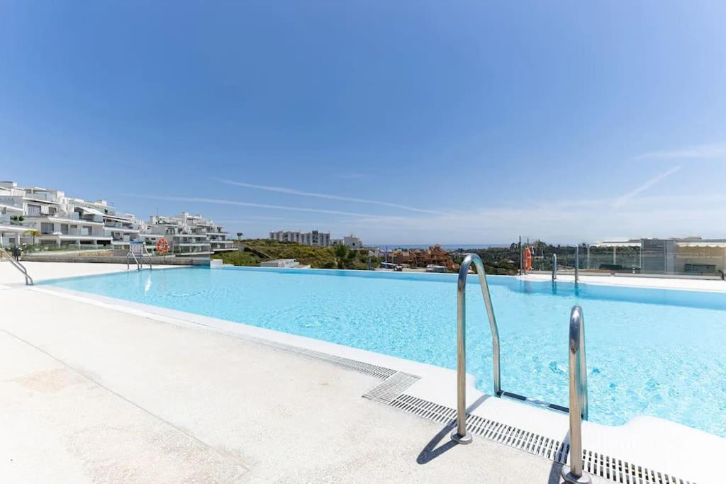 Stunning Three Bedroom Townhouse With Great Views! Apartment