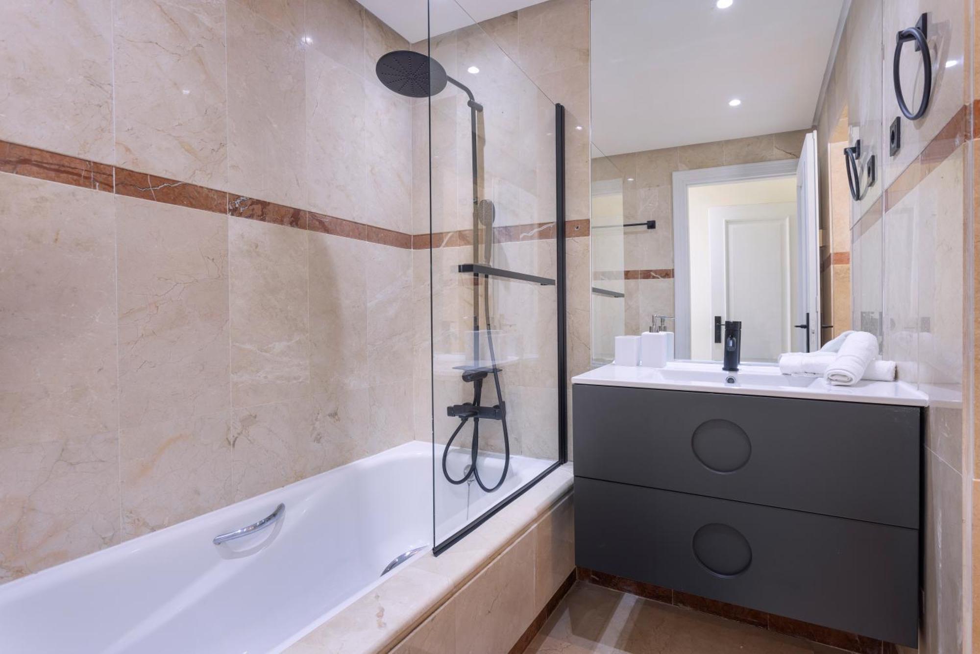 2 Bedroom 2 Bathroom Penthouse *