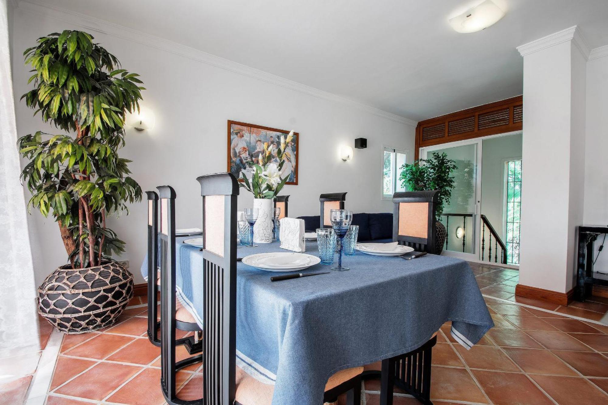 Villa 1072 Beachfront El Paraiso Retreat With Pool & Bbq Estepona
