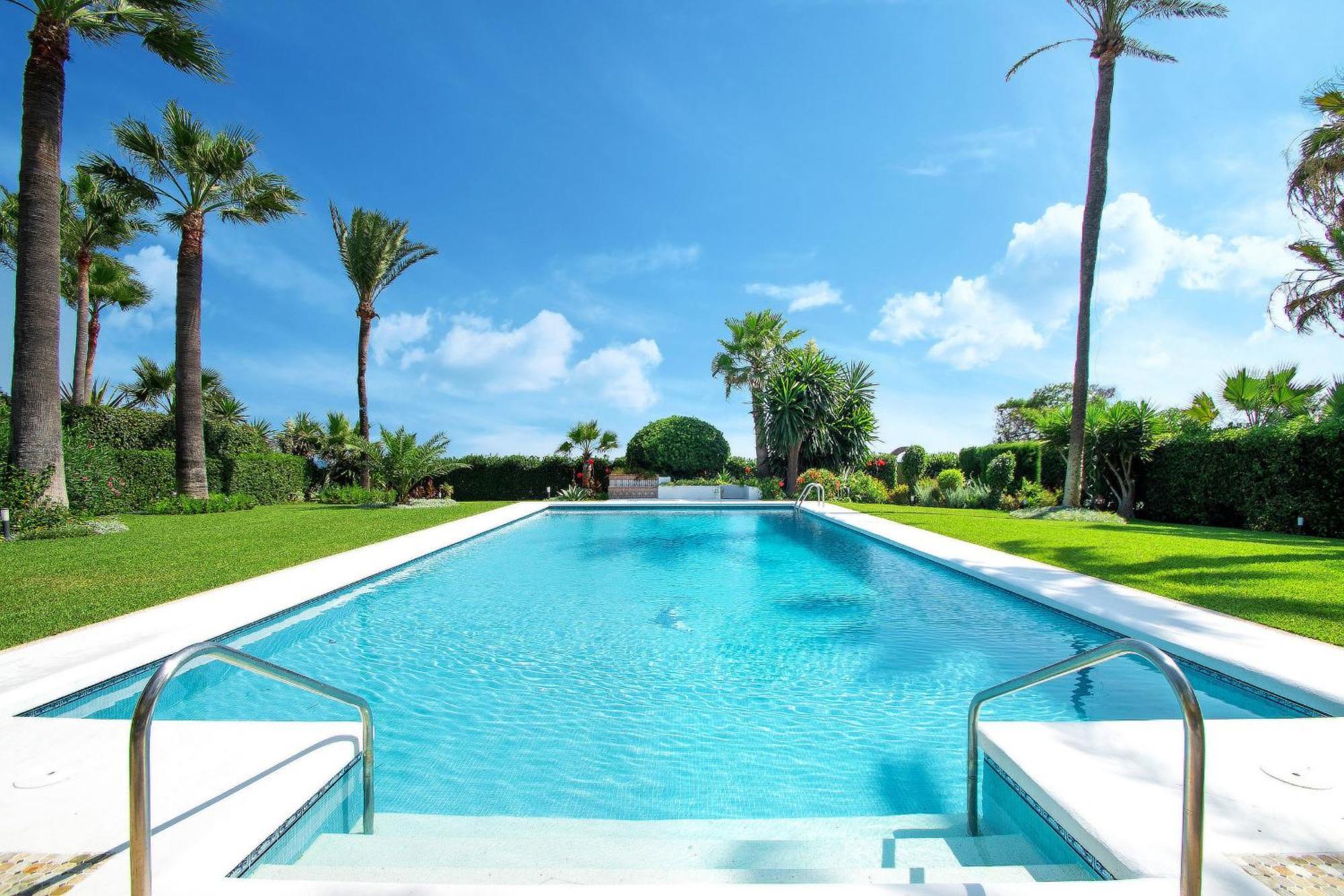 Villa 1072 Beachfront El Paraiso Retreat With Pool & Bbq