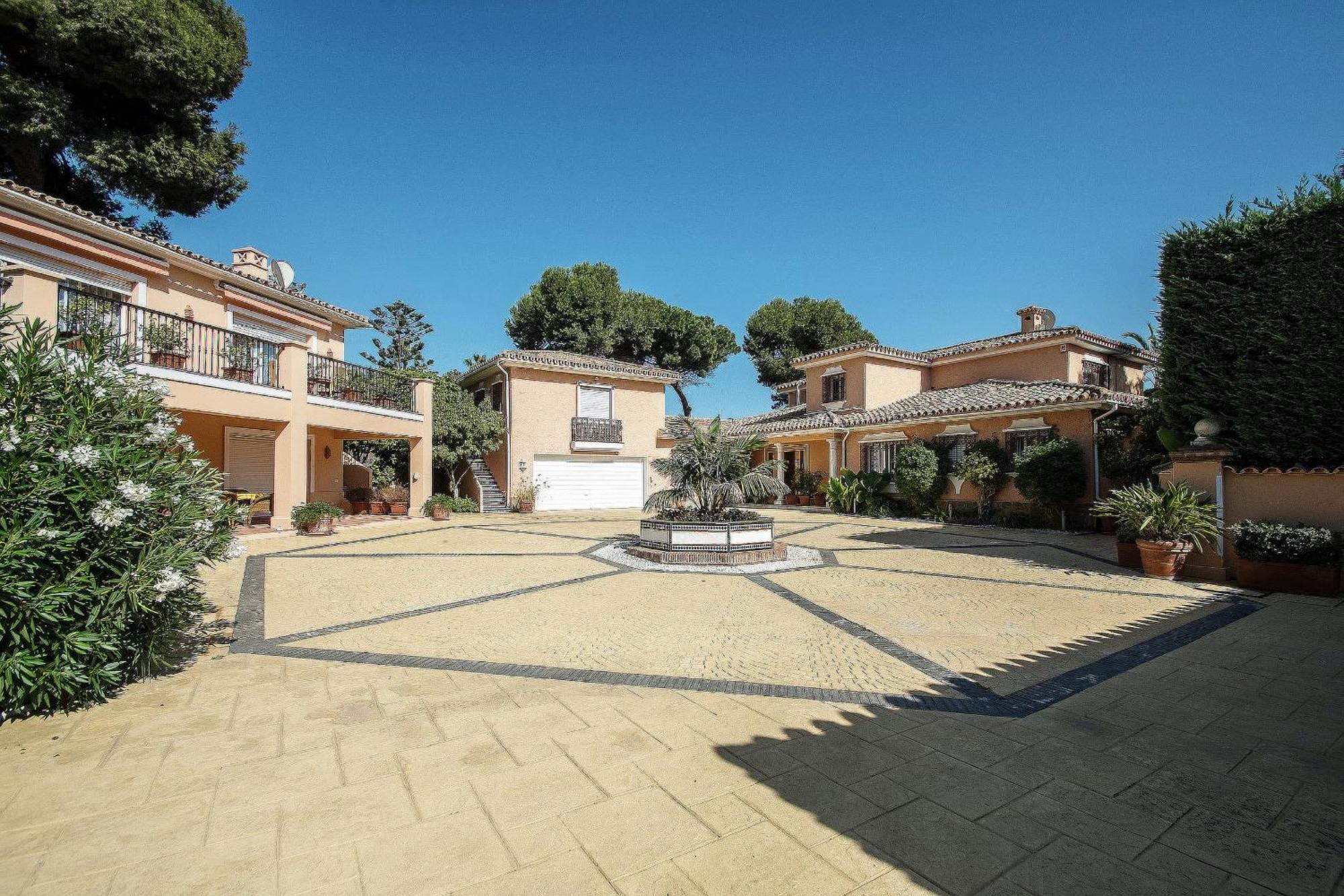 Villa 1072 Beachfront El Paraiso Retreat With Pool & Bbq *