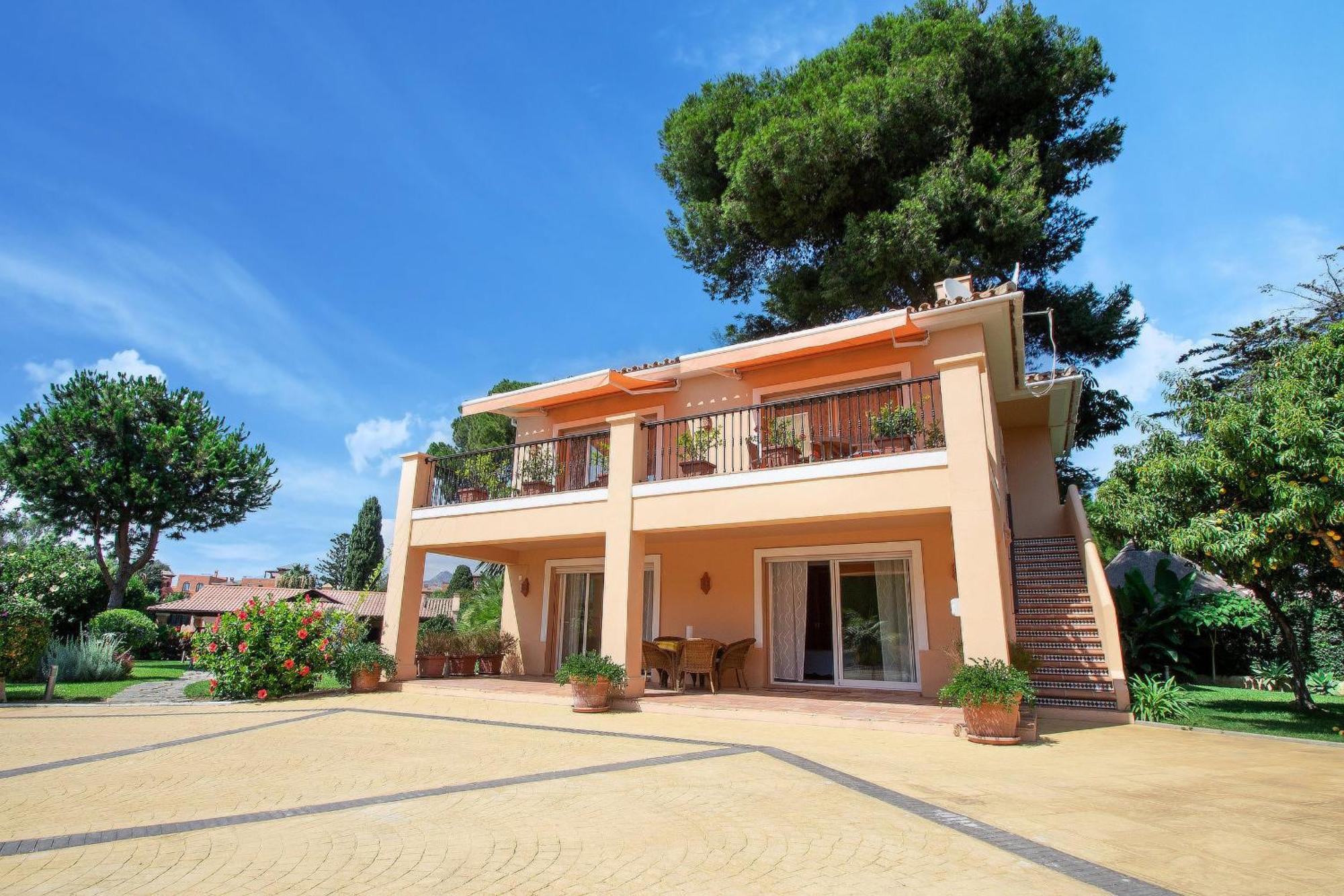 Villa 1072 Beachfront El Paraiso Retreat With Pool & Bbq Estepona