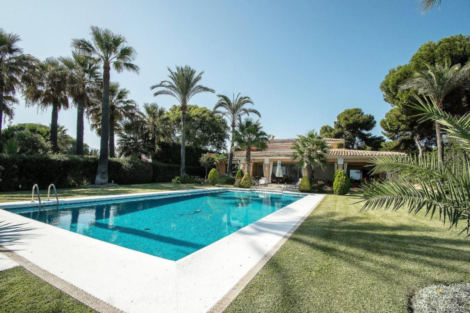 1072 Beachfront El Paraiso Retreat With Pool & Bbq Villa Estepona
