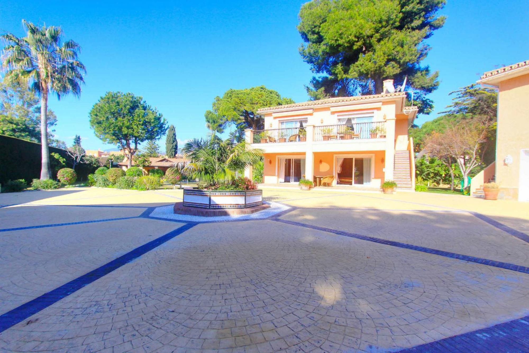 1072 Beachfront El Paraiso Retreat With Pool & Bbq Estepona