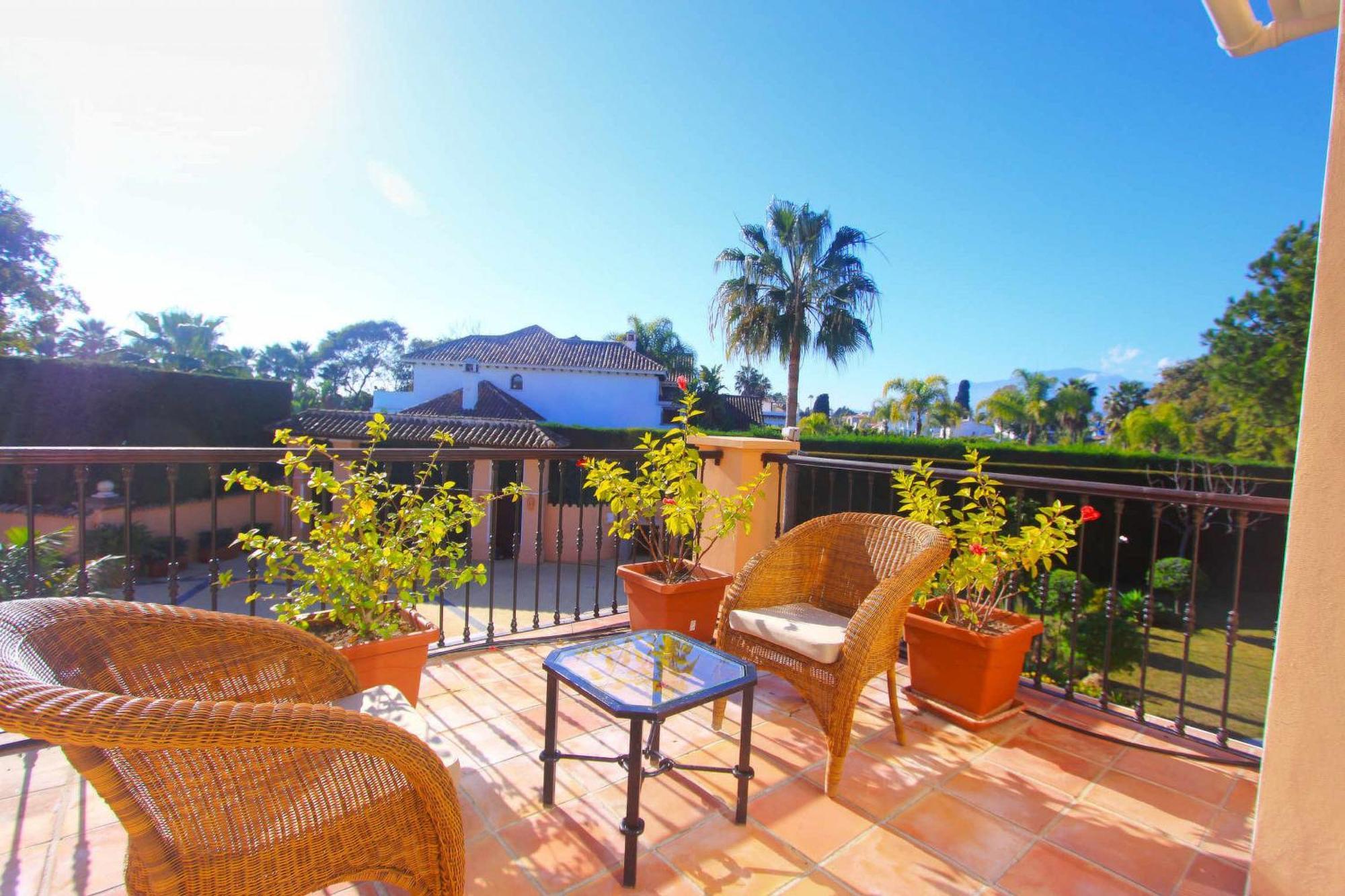 1072 Beachfront El Paraiso Retreat With Pool & Bbq