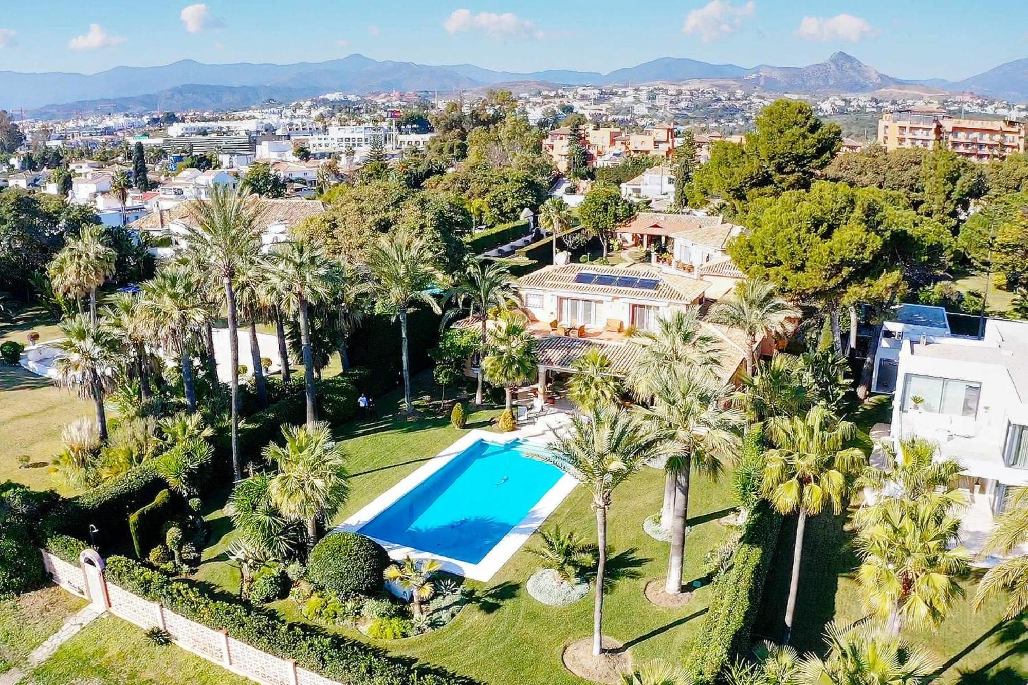 Villa 1072 Beachfront El Paraiso Retreat With Pool & Bbq *