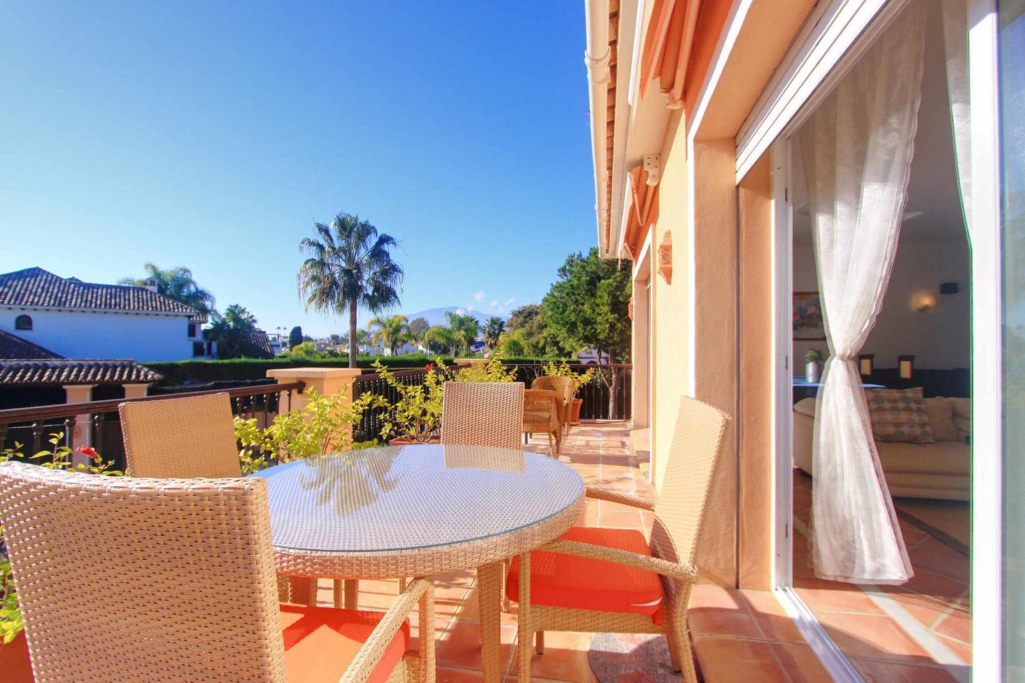 1072 Beachfront El Paraiso Retreat With Pool & Bbq Villa Estepona