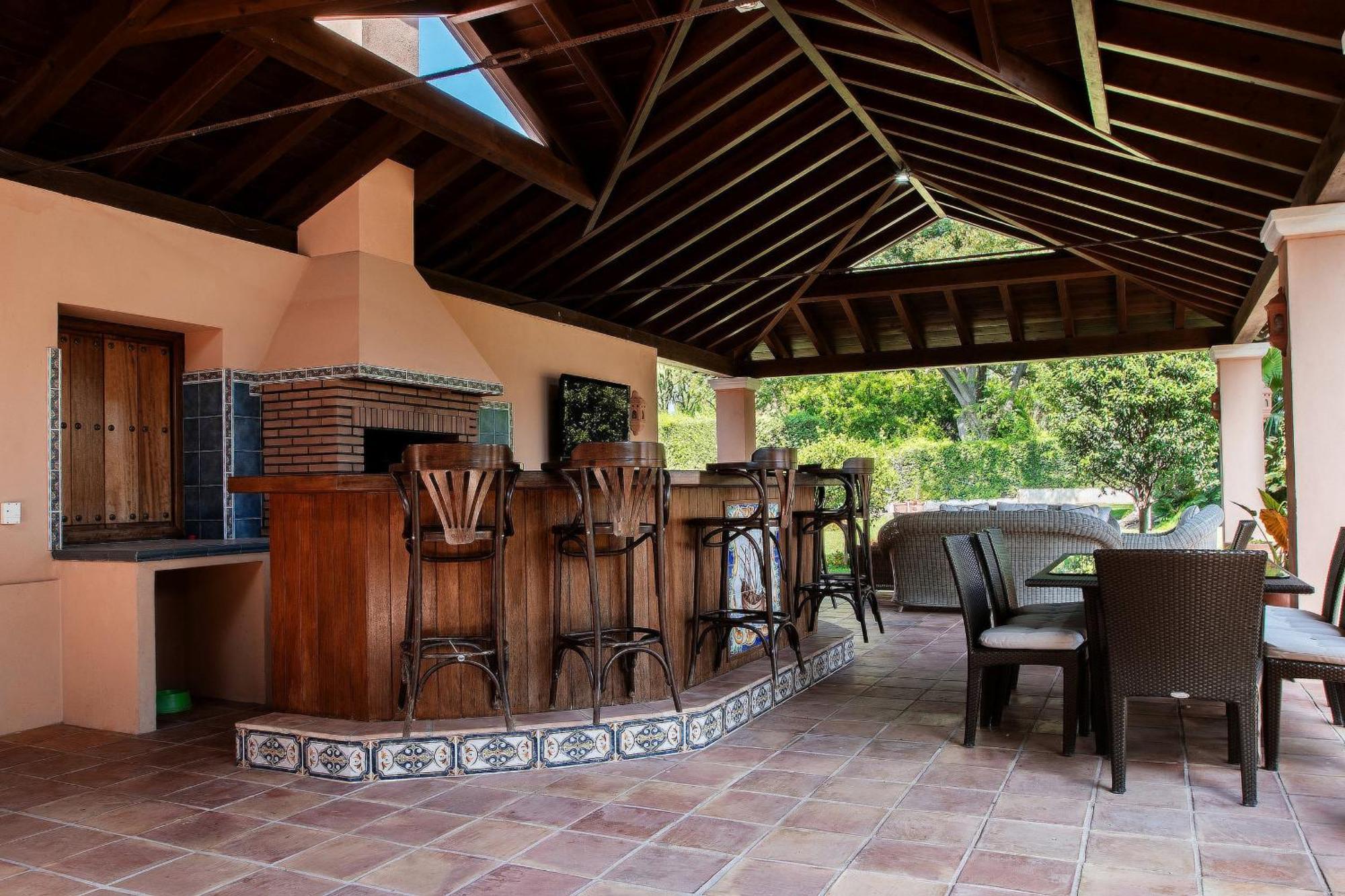 Villa 1072 Beachfront El Paraiso Retreat With Pool & Bbq Estepona