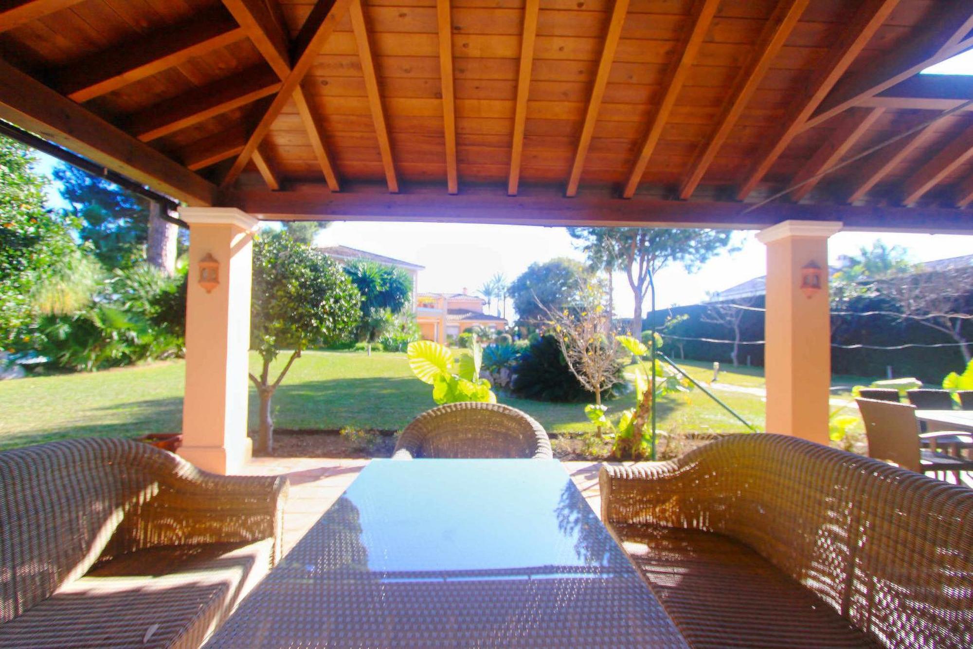 Villa 1072 Beachfront El Paraiso Retreat With Pool & Bbq
