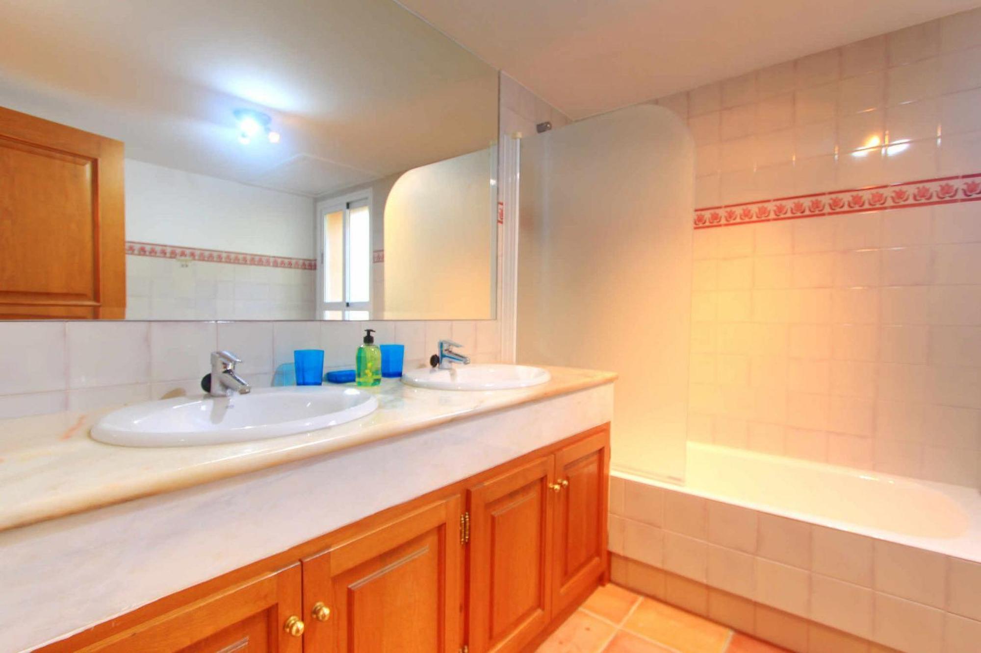 Villa 1072 Beachfront El Paraiso Retreat With Pool & Bbq *