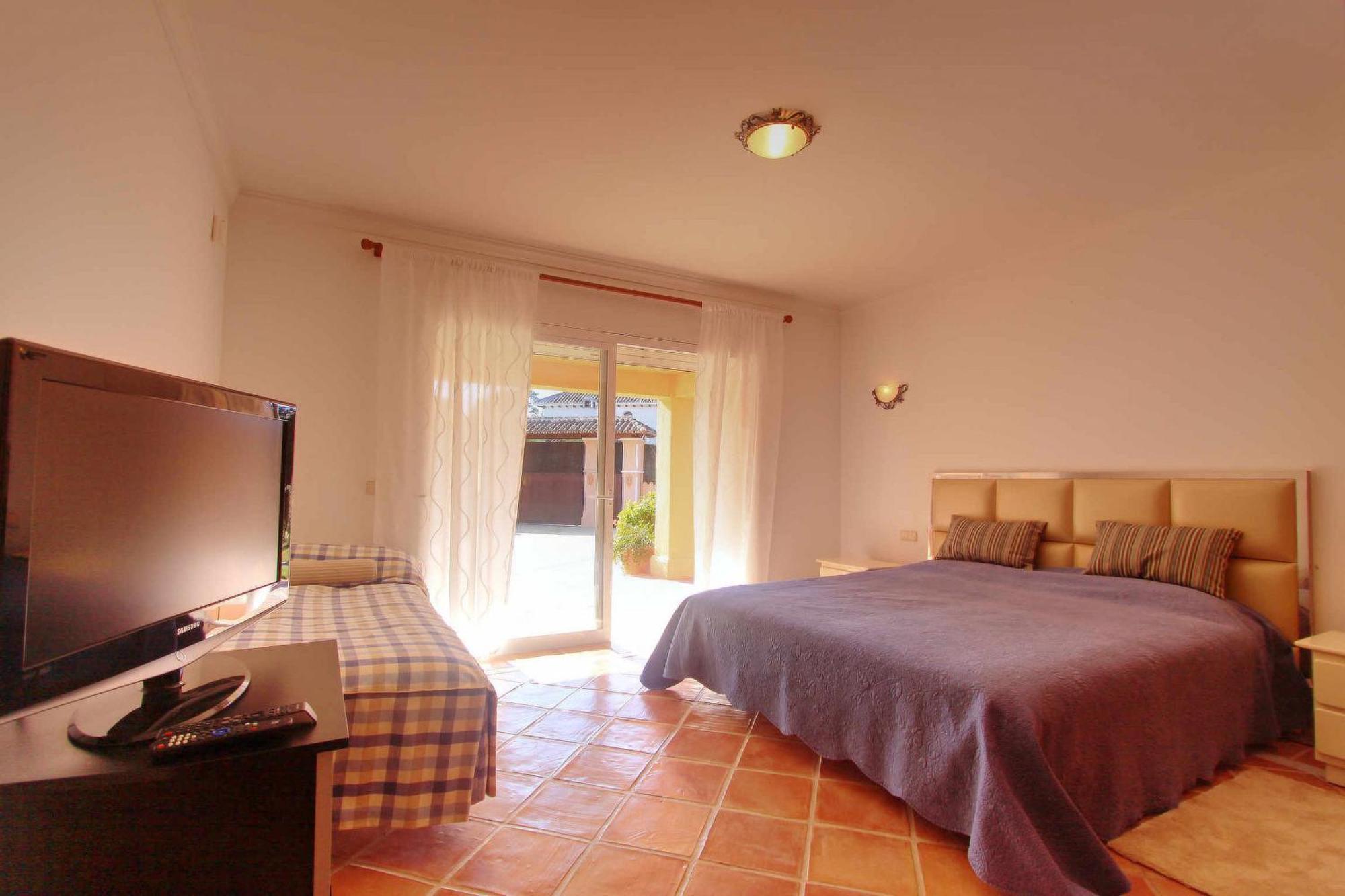 1072 Beachfront El Paraiso Retreat With Pool & Bbq Villa Estepona