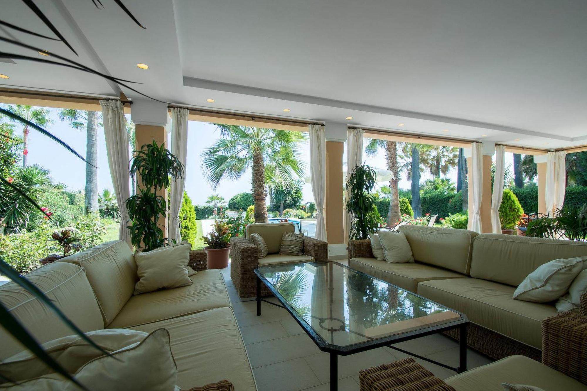 Villa 1072 Beachfront El Paraiso Retreat With Pool & Bbq