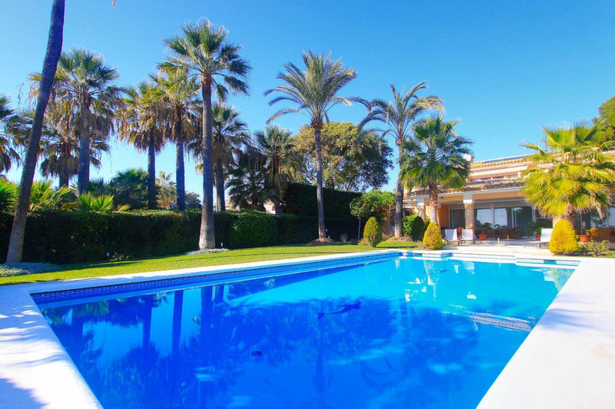 Villa 1072 Beachfront El Paraiso Retreat With Pool & Bbq *