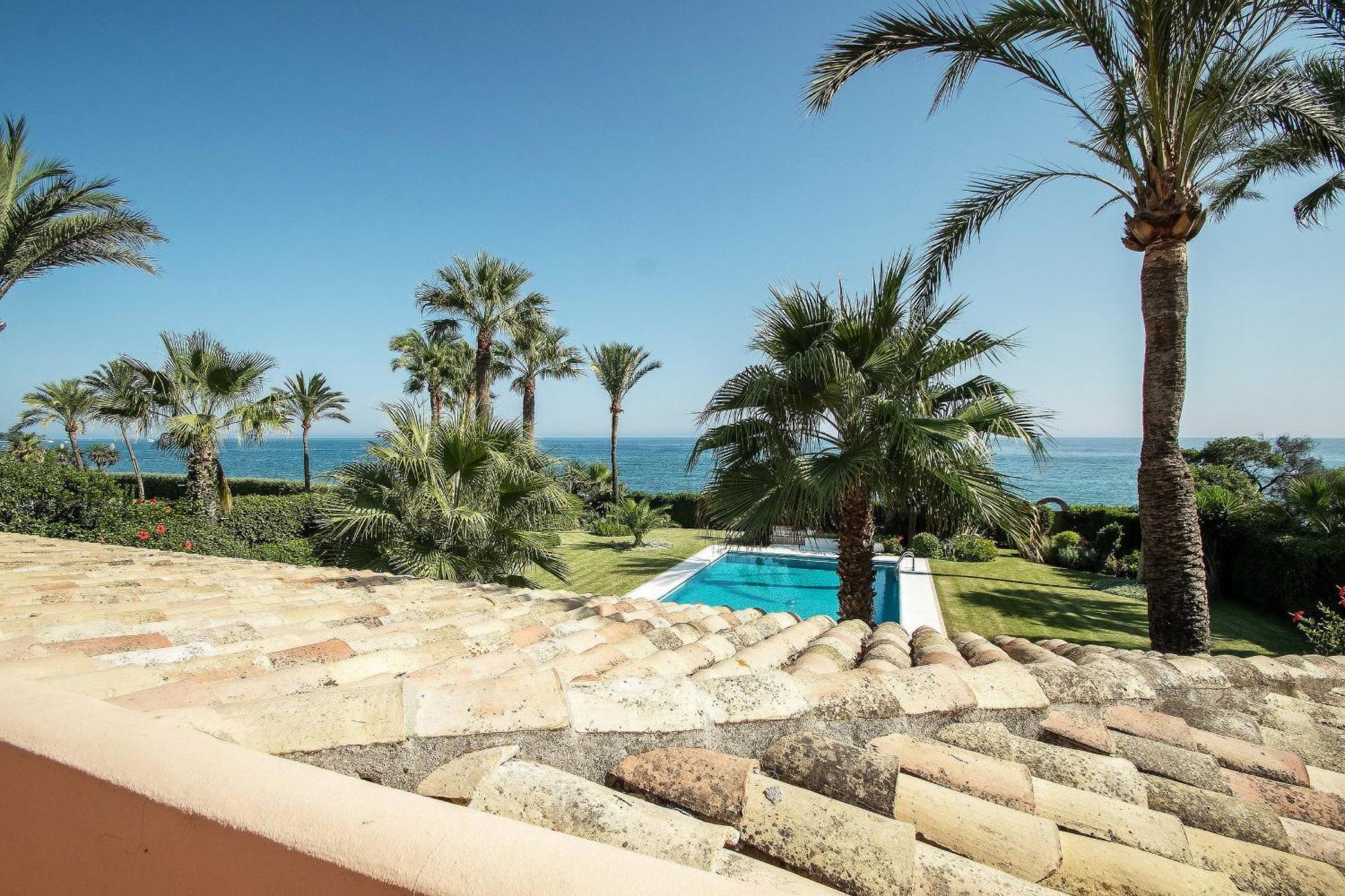 Villa 1072 Beachfront El Paraiso Retreat With Pool & Bbq Estepona