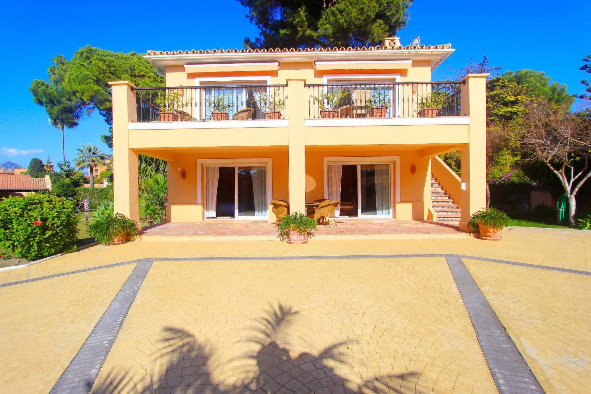 1072 Beachfront El Paraiso Retreat With Pool & Bbq Villa Estepona