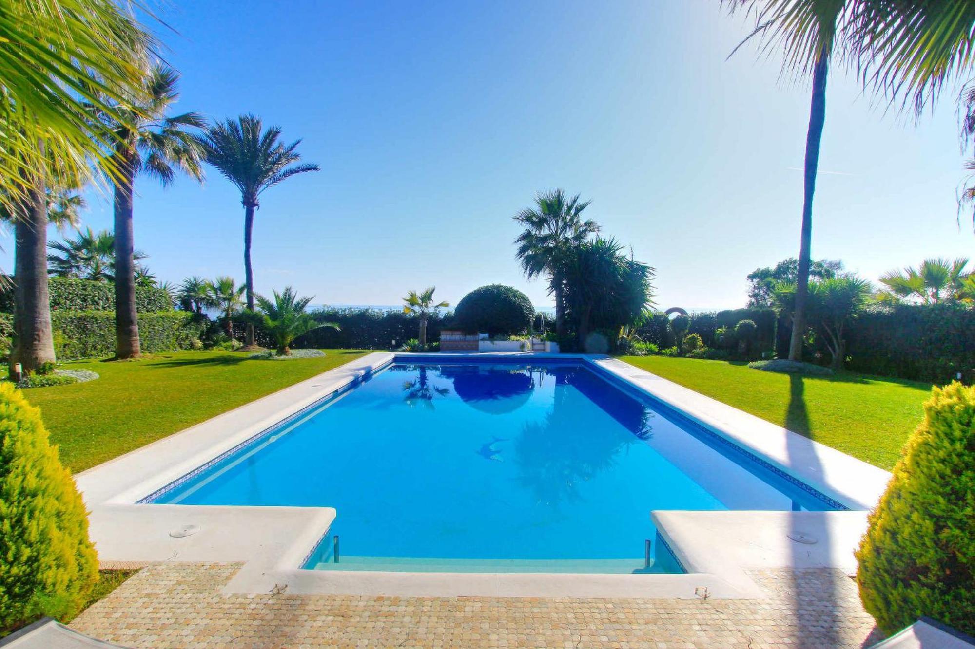 Villa 1072 Beachfront El Paraiso Retreat With Pool & Bbq *