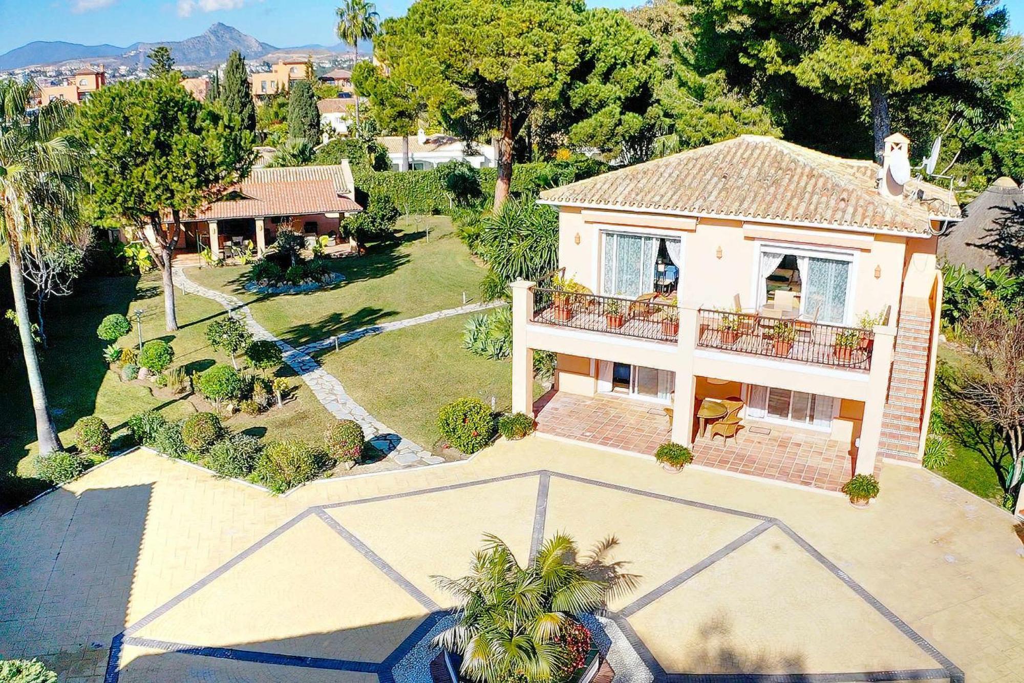 Villa 1072 Beachfront El Paraiso Retreat With Pool & Bbq