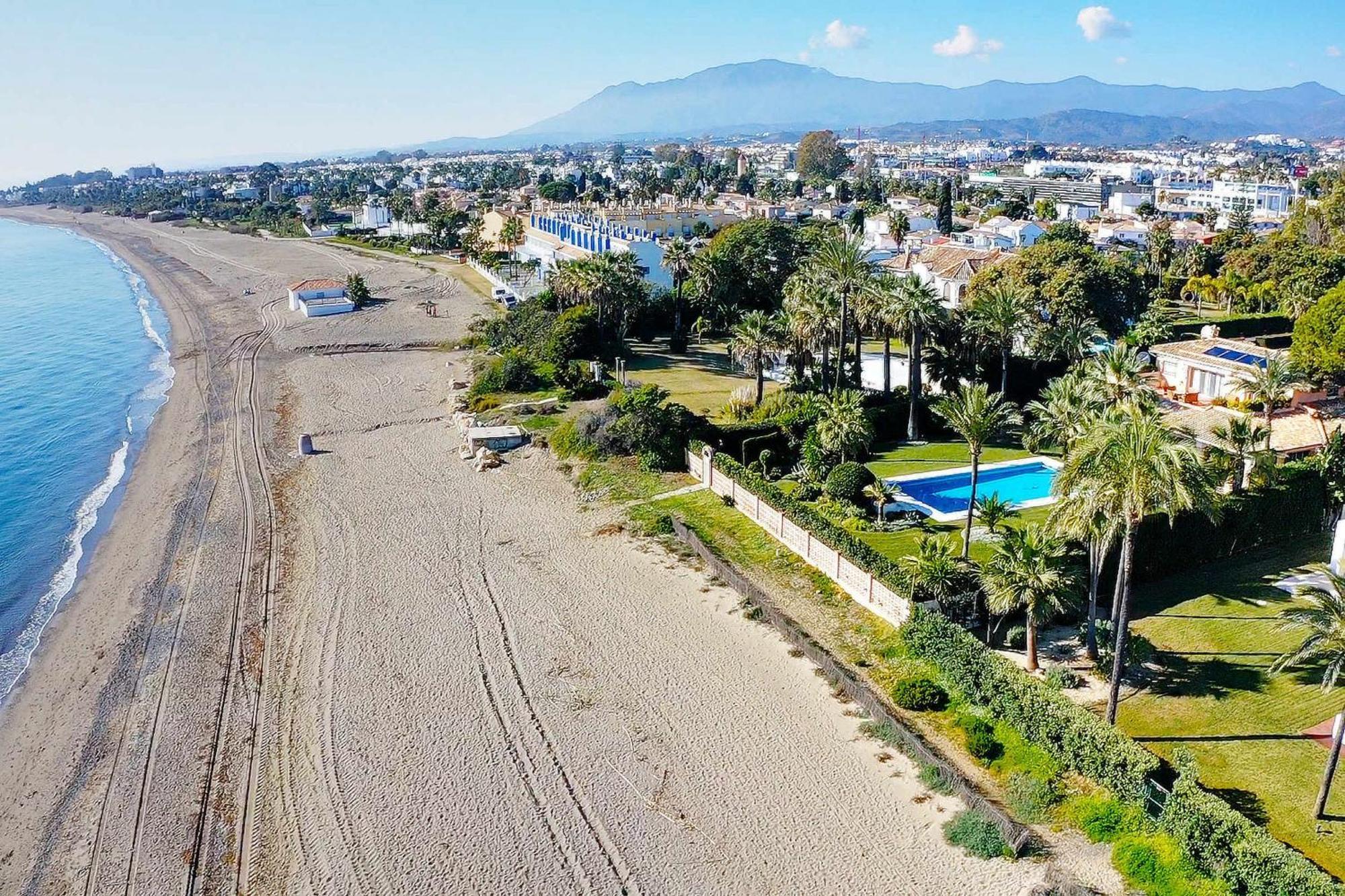 1072 Beachfront El Paraiso Retreat With Pool & Bbq Villa