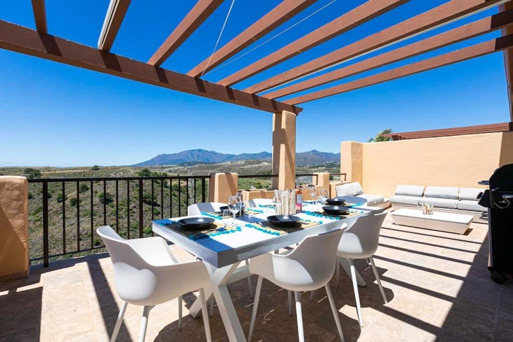Idyllic Penthouse With Sea View In Benahavis *
