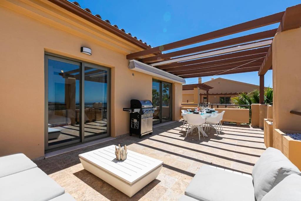 Idyllic Penthouse With Sea View In Benahavis Estepona