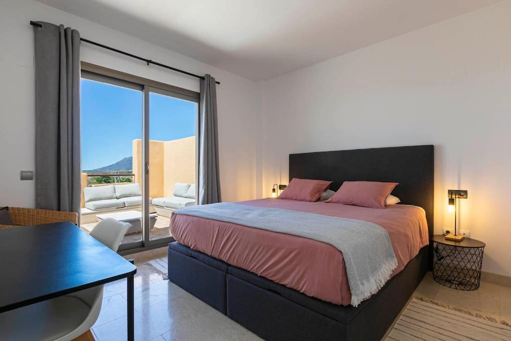 Apartment Idyllic Penthouse With Sea View In Benahavis Estepona