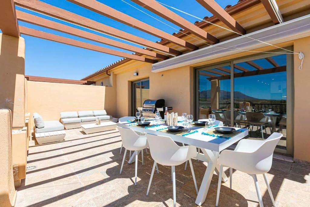 Apartment Idyllic Penthouse With Sea View In Benahavis Estepona